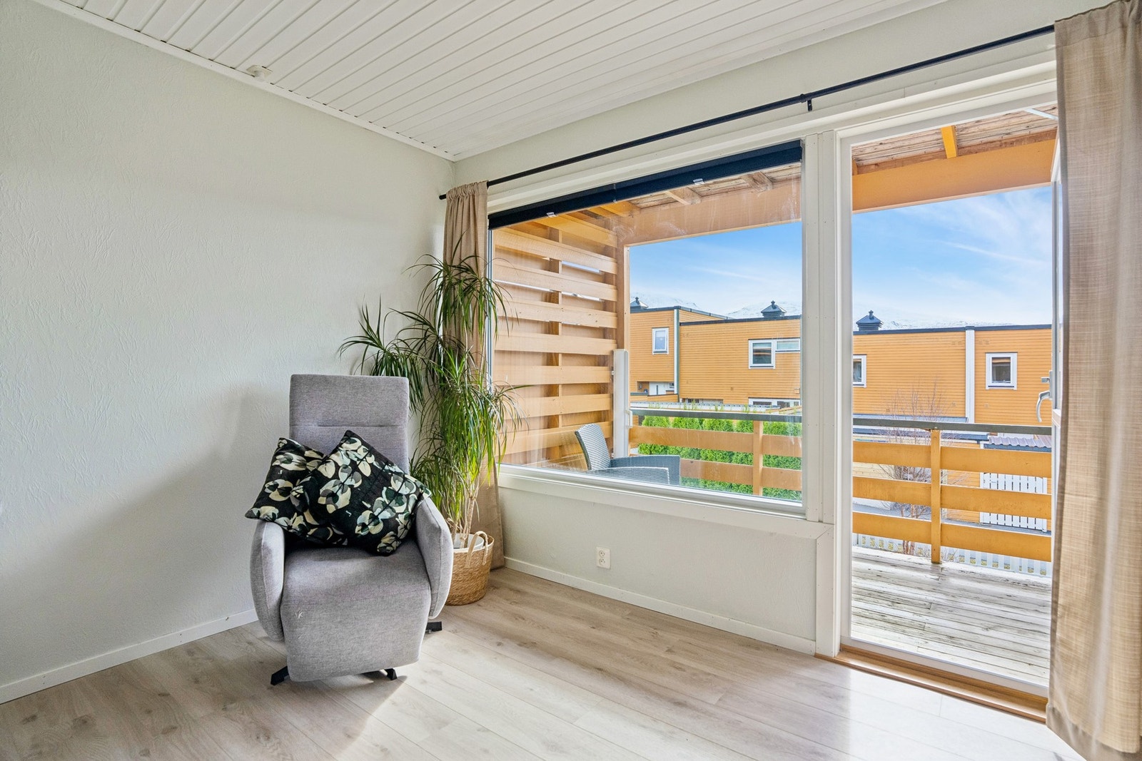 Boligen har en attraktiv sydvendt plassering som gir gode lys- og solforhold både ute og inne. Galleribilde