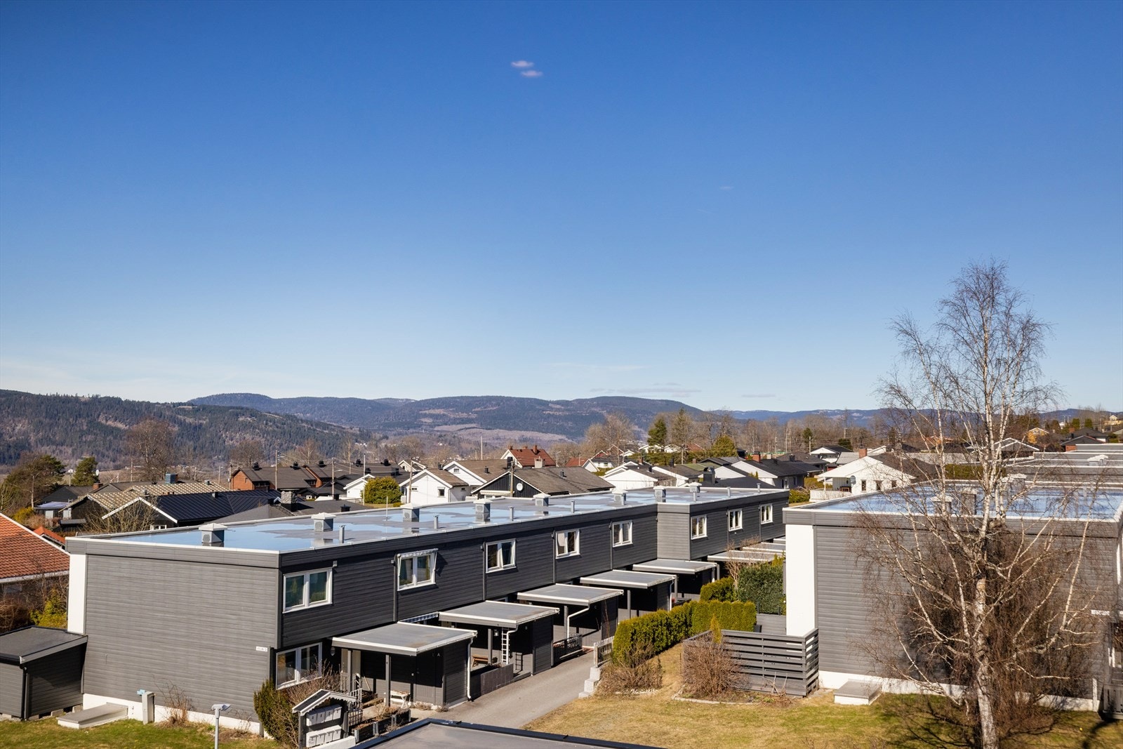 Leiligheten byr på gode solforhold hele dagen, og har flott utsikt over mot Storsteinsfjell. Galleribilde