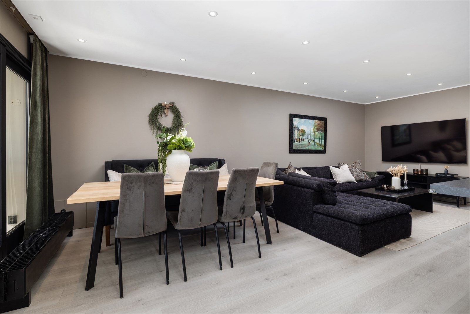 Rommet er innbydende malt i lun farge, med slitesterkt laminatgulv og god belysning fra downlights i taket. Galleribilde