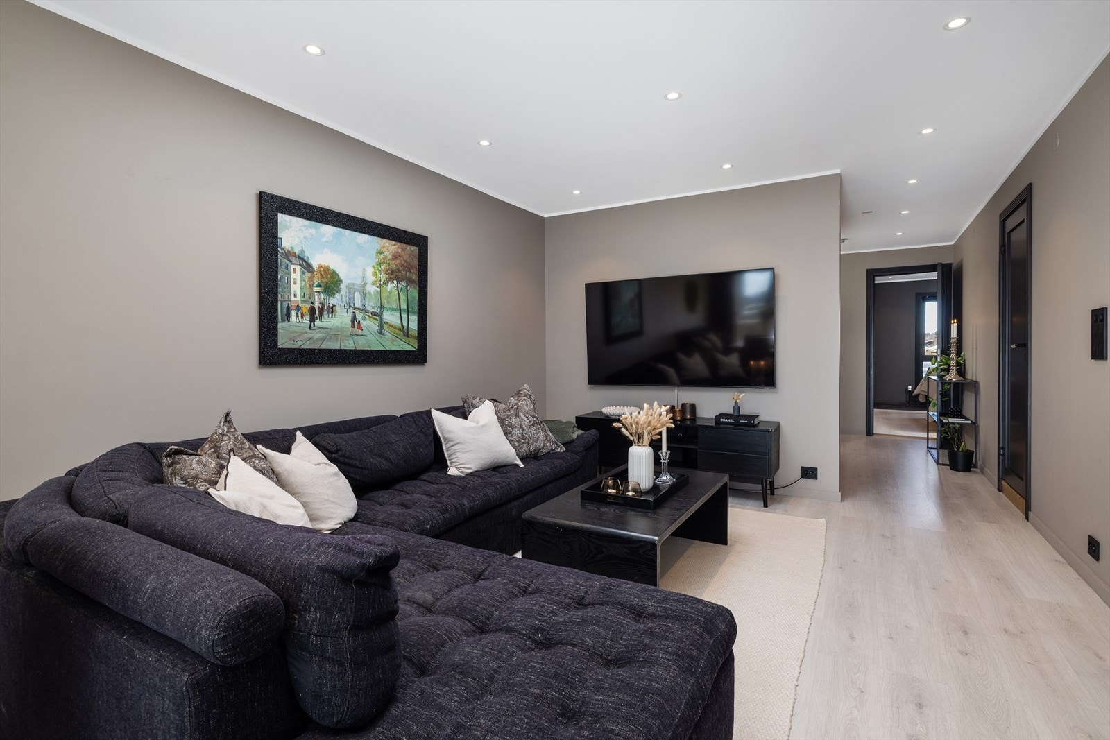 Det er naturlig plass til sofa og spisebord. Galleribilde