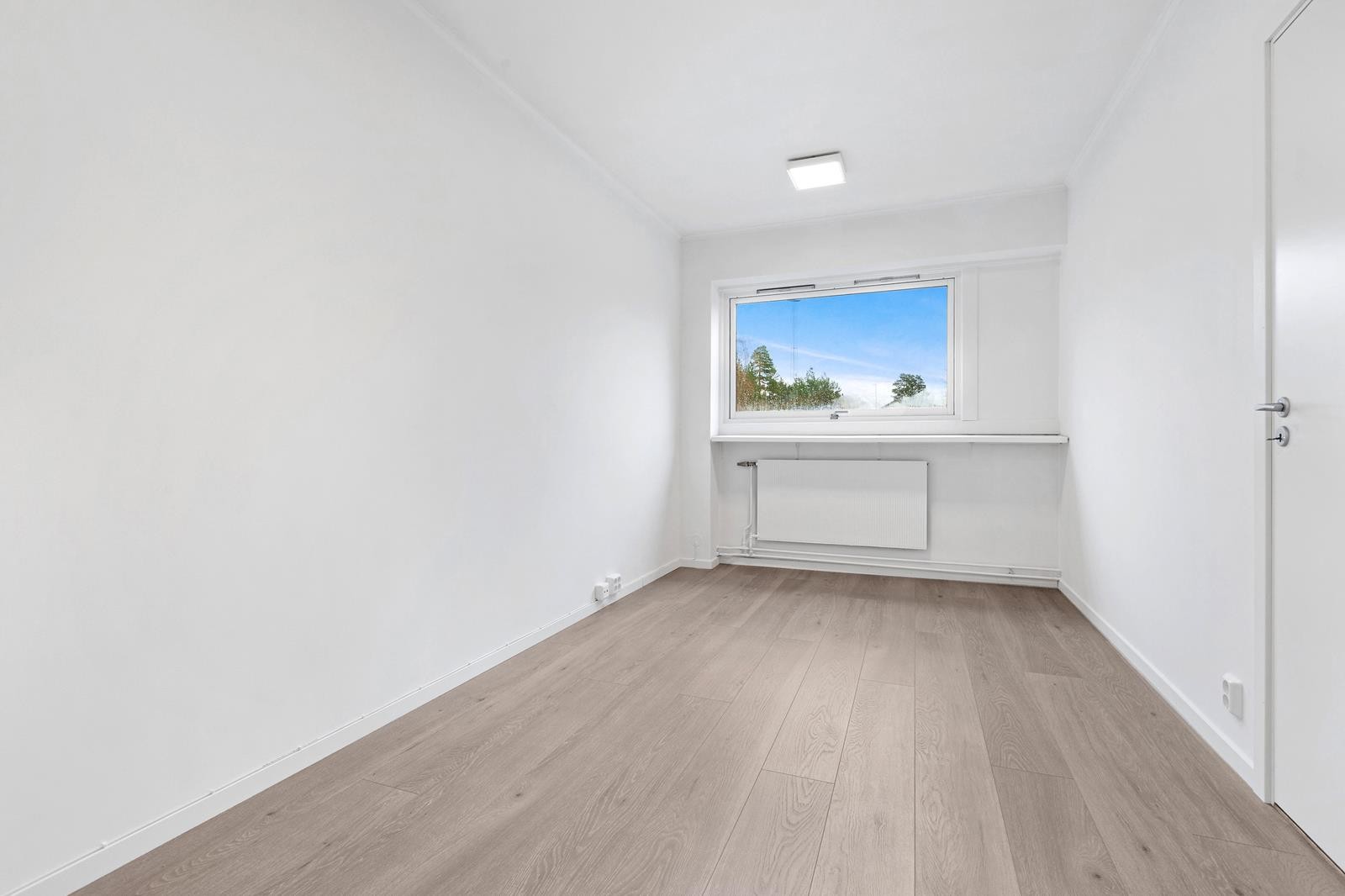 Lys og fin stue som er enkel å møblere Galleribilde