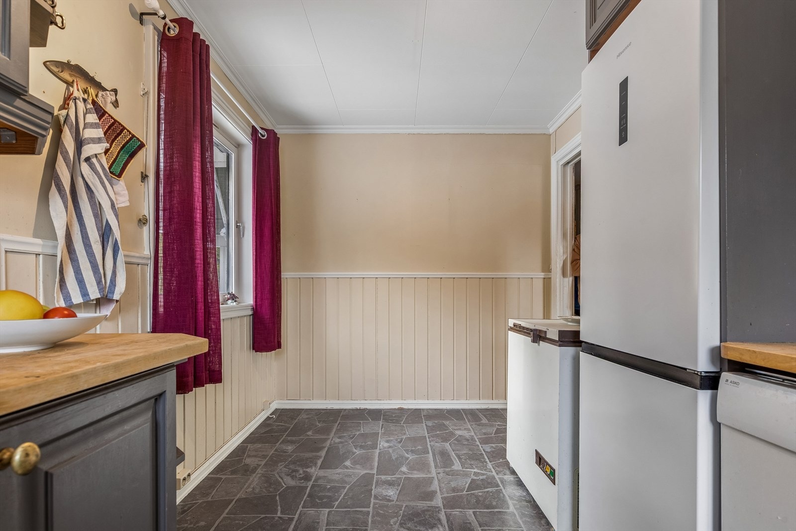 Kjøkkenet har plass til spisebord og er adskilt fra stuen med en skyvedør. Galleribilde