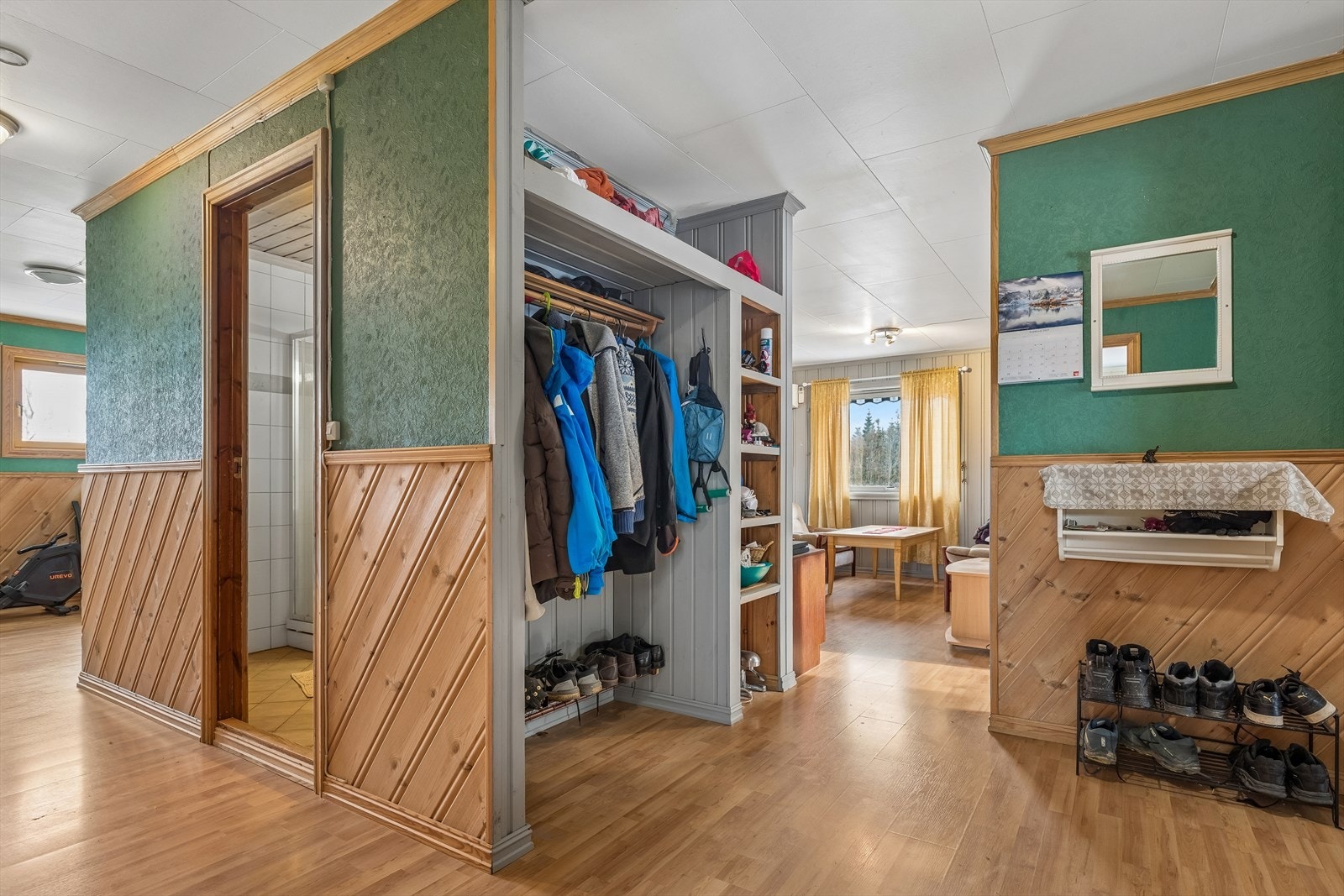 Gangen har plass til yttertøy og sko, og leder videre inn i boligen. Galleribilde
