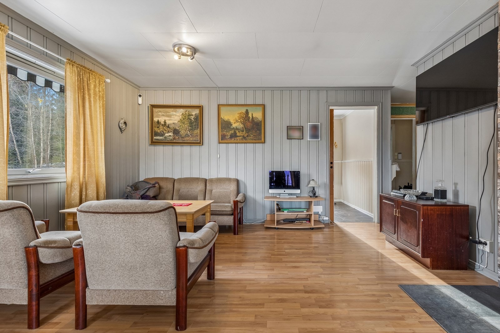En praktisk planløsning med enkel tilgang til kjøkken og gang. Galleribilde