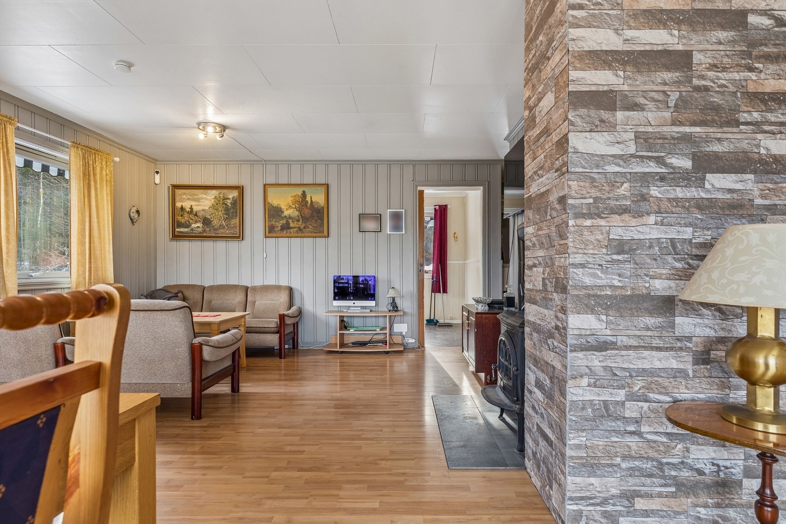 Rommet har god plass til både sofagruppe og spisebord. Galleribilde