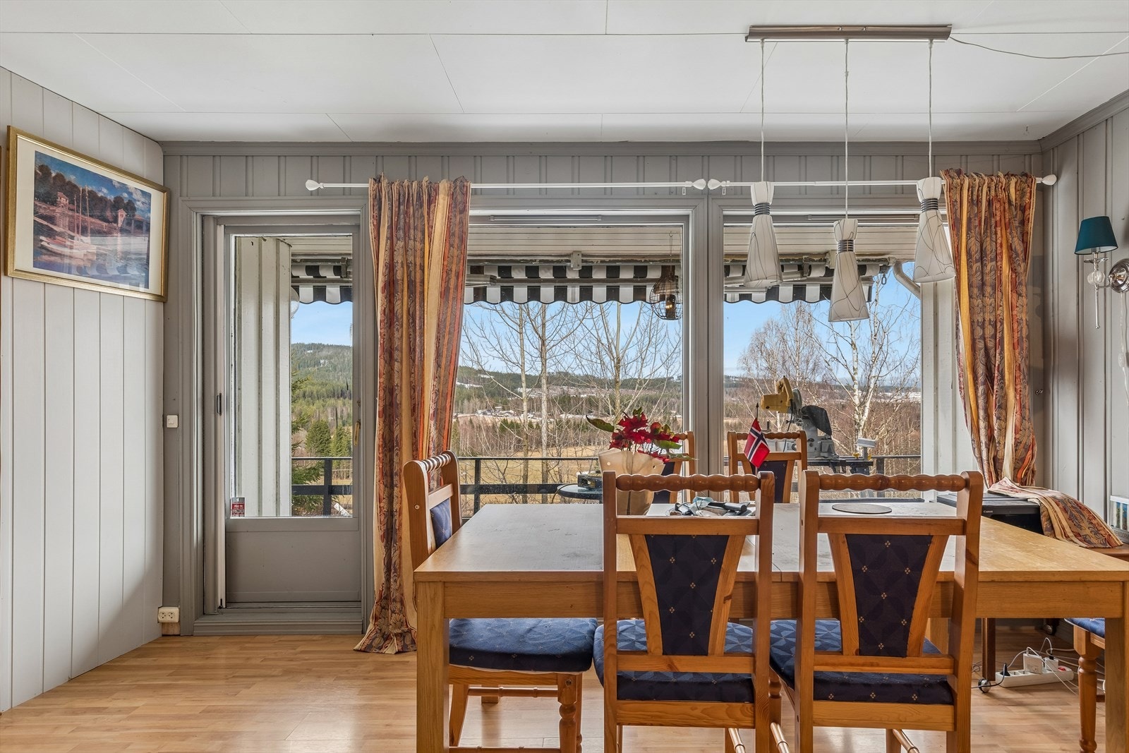 Fra spisestuedelen er det direkte utgang til en terrasse på 27 m². Galleribilde