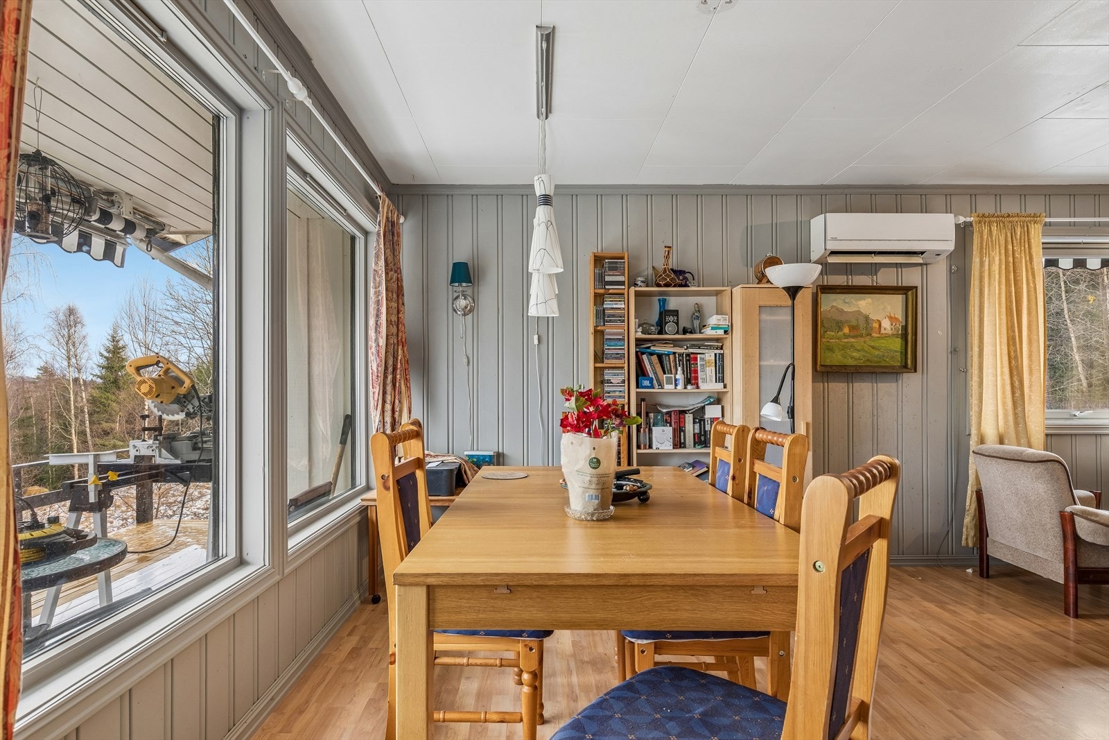 Store vindusflater gir rikelig med dagslys og utsikt. Galleribilde
