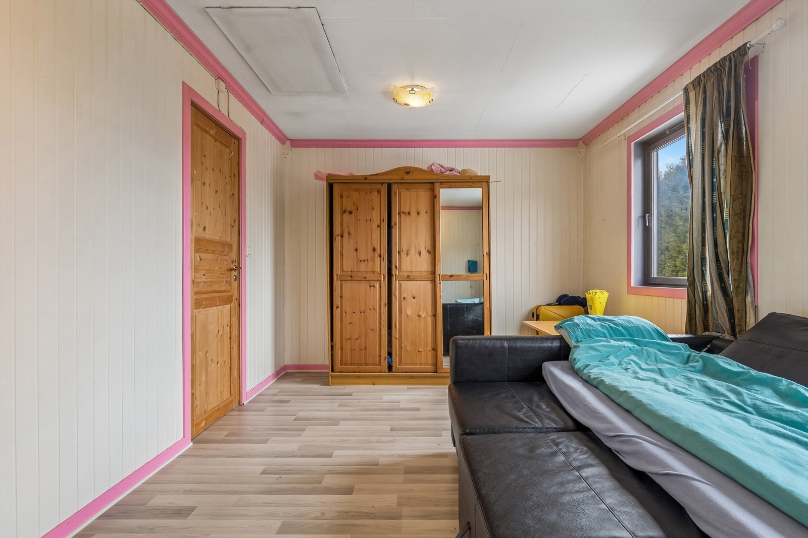 Boligen har to soverom i hovedetasjen. Dette rommet er romslig med god plass til seng og garderobe. Galleribilde