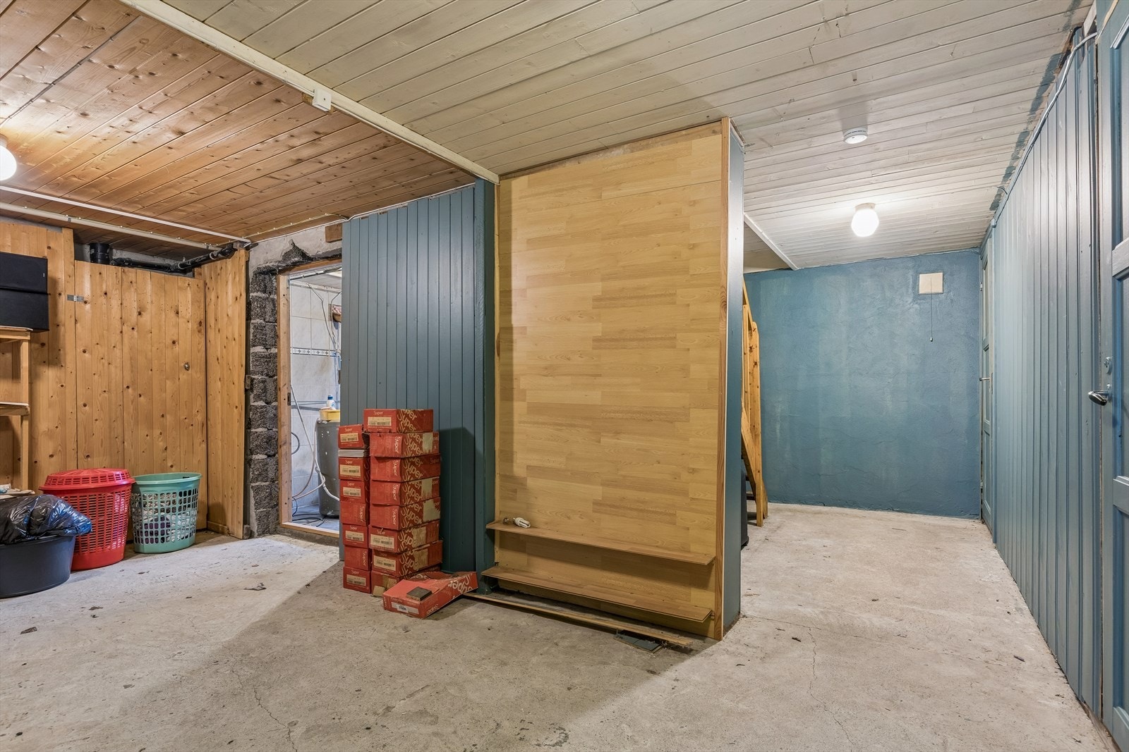 Kjelleren har store, uinnredede arealer med støpt gulv. Her er det også en luft-til-luft-varmepumpe. Galleribilde