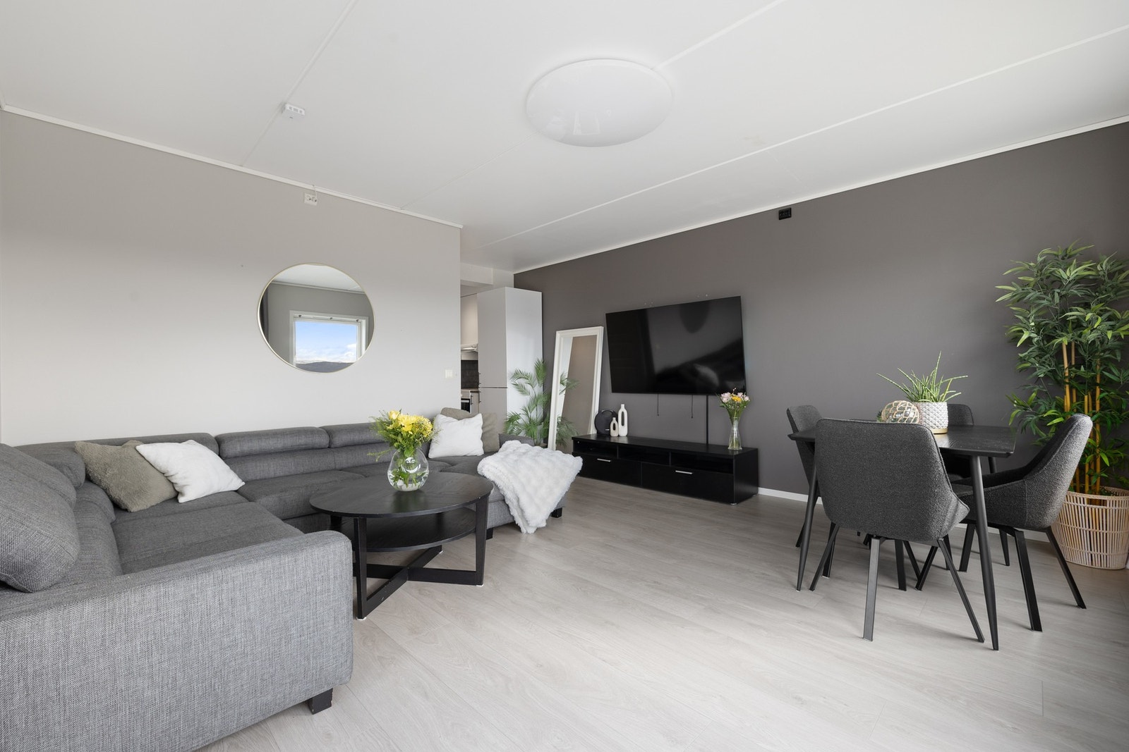 Rommet preges av stilrene og moderne fargevalg. Galleribilde