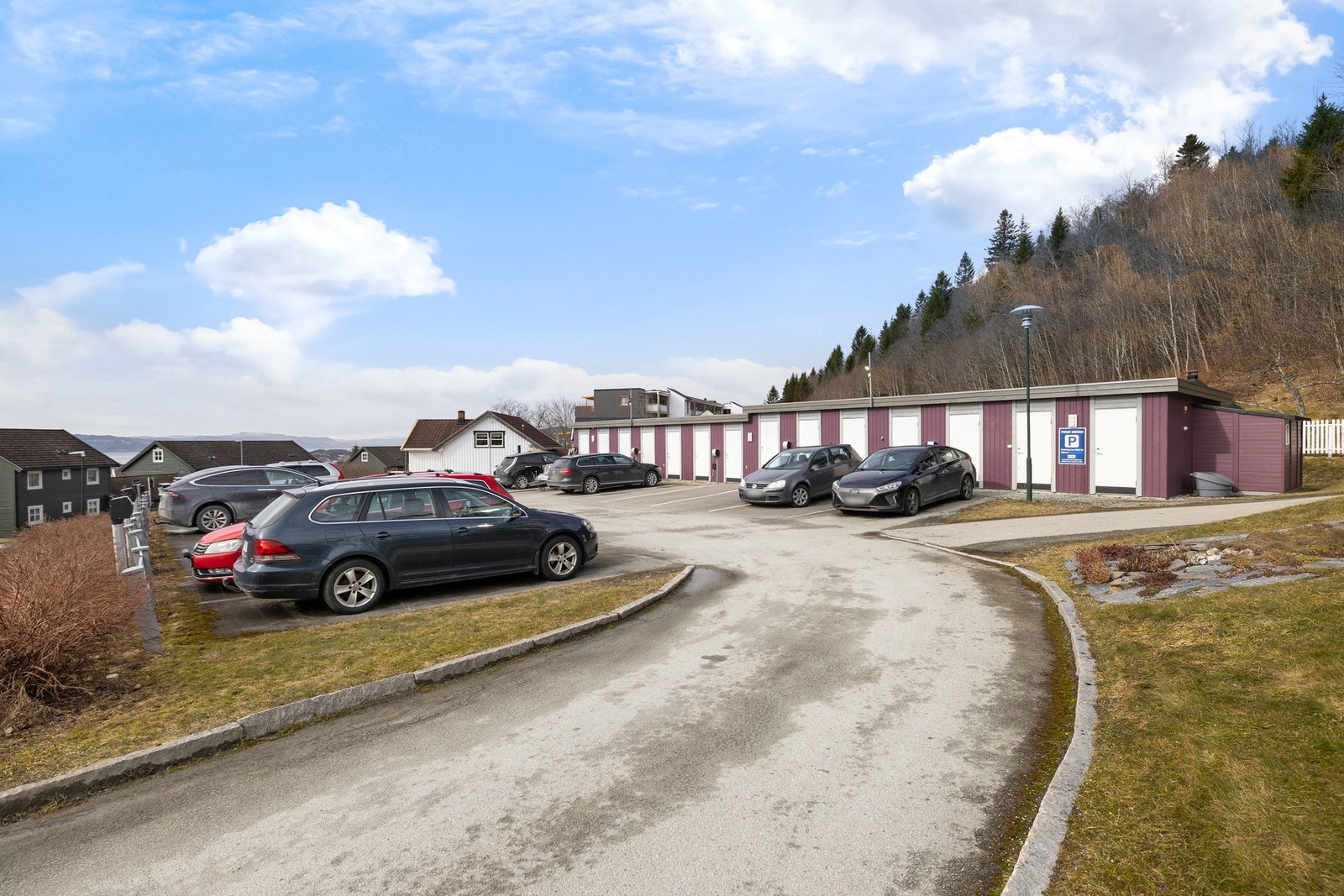 Parkeringsplass og sportsbod. Galleribilde