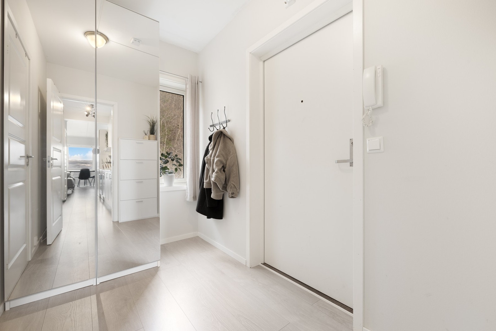 Entré på 5 kvm med rom for garderobeskap. Galleribilde