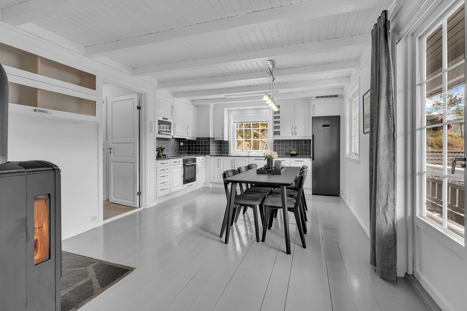 Vedfyrt ovn med kjøkken som varmer godt om det fyres. Galleribilde