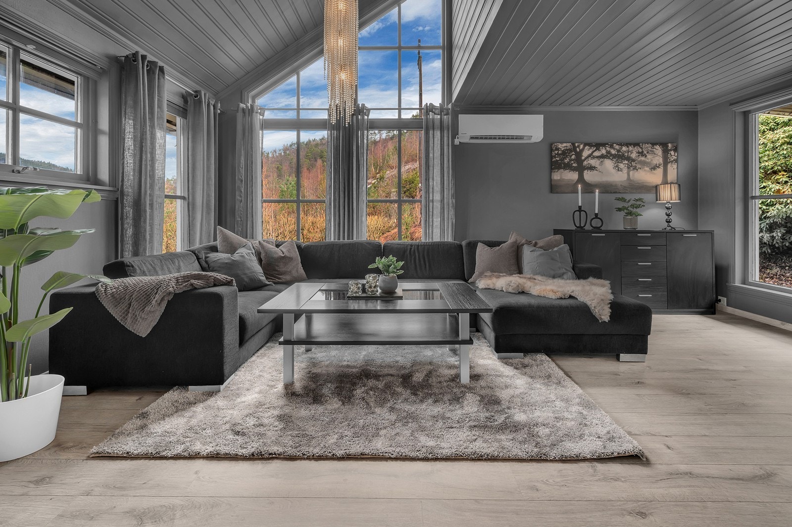 Stue med store vindusflater. Galleribilde