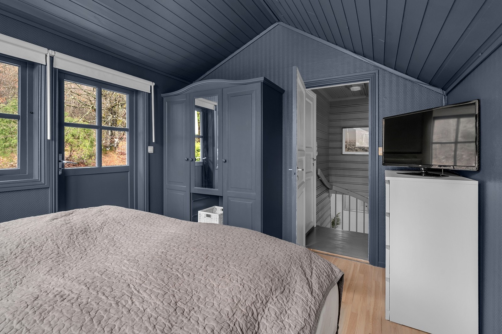 Plass til dobbeltseng, garderobe og kommode. Galleribilde