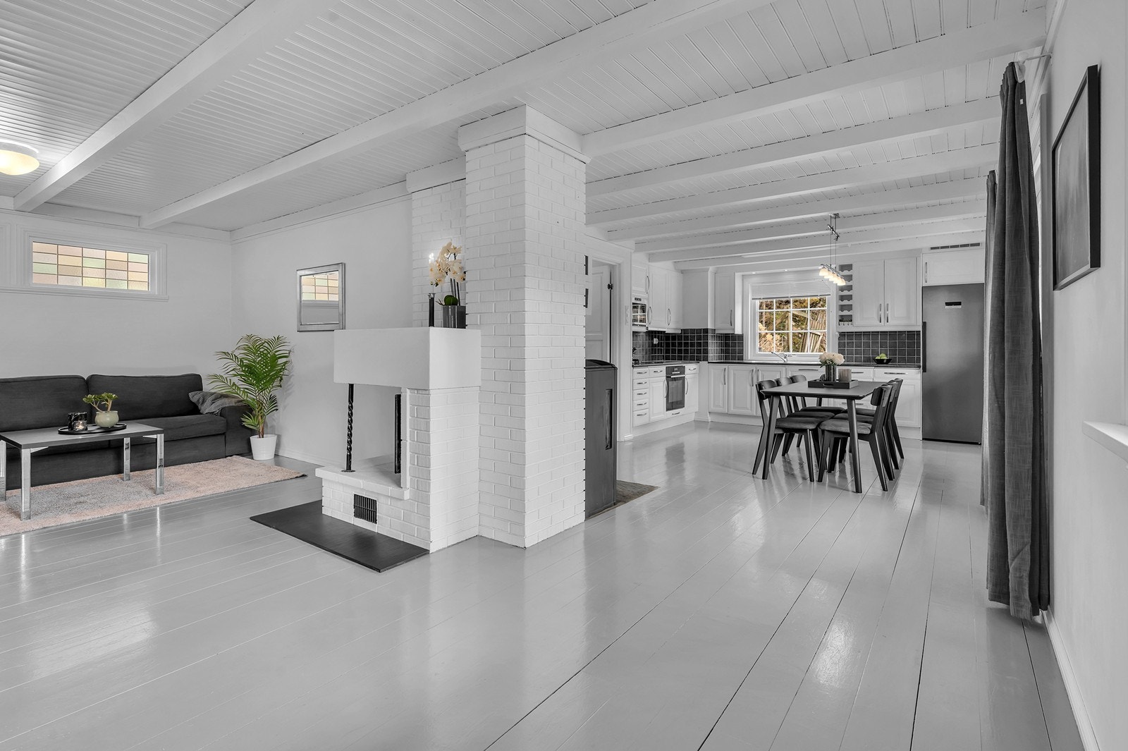 Direkte adgang til romslig kjøkken med plass til spisebord og stoler. Galleribilde