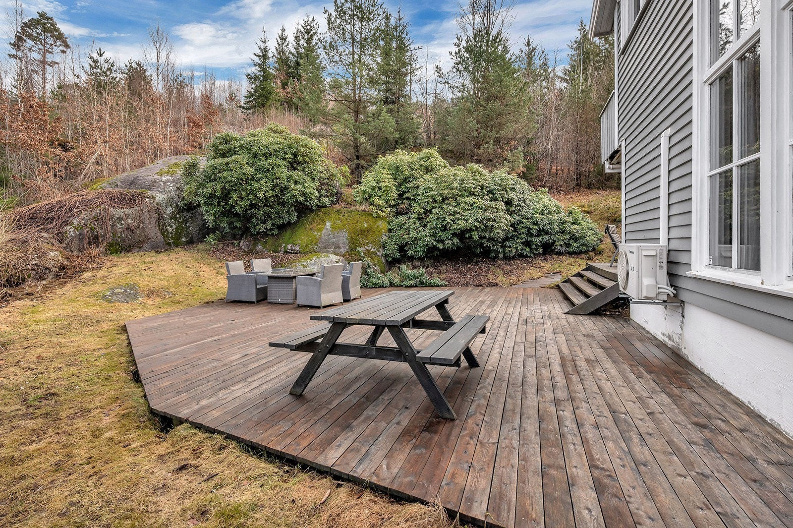 Terrasse med god plass til flere sittegrupper. Galleribilde