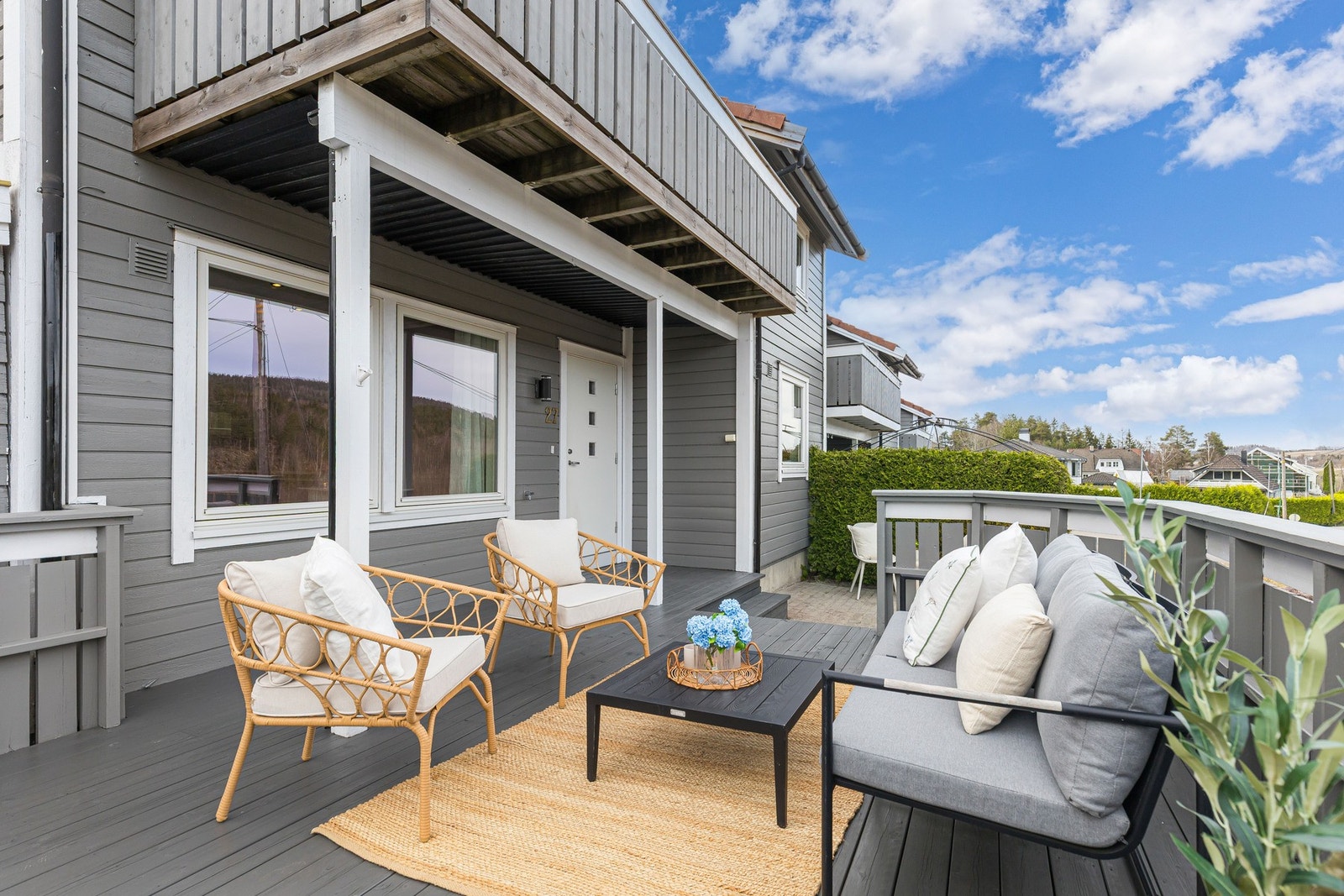 Romslig og hyggelig terrasse med gode solforhold - perfekt for avslapning og sosiale sammenkomster. Galleribilde