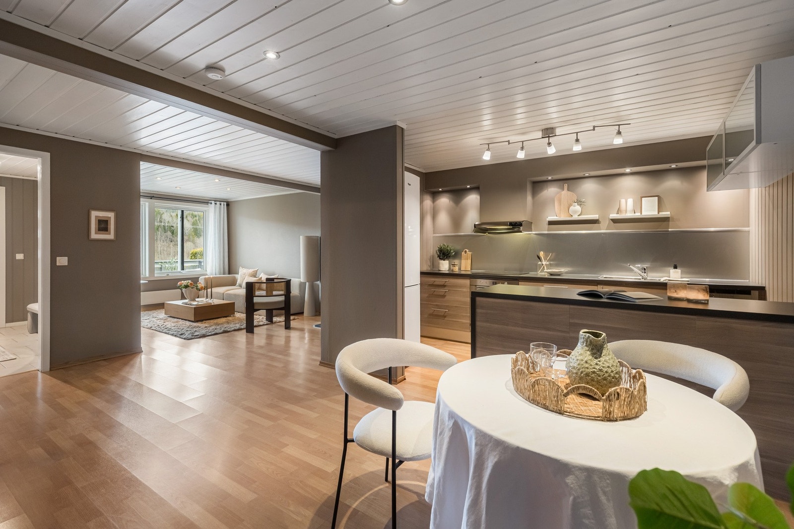 Lys og lun stue med peisovn og store vindusflater som gir godt med naturlig lys. Galleribilde