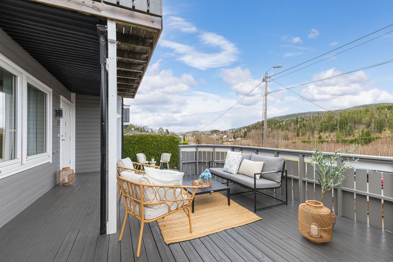Stor terrasse på 22kvm med hyggelig sittegruppe og utsyn mot nærområdet. Galleribilde