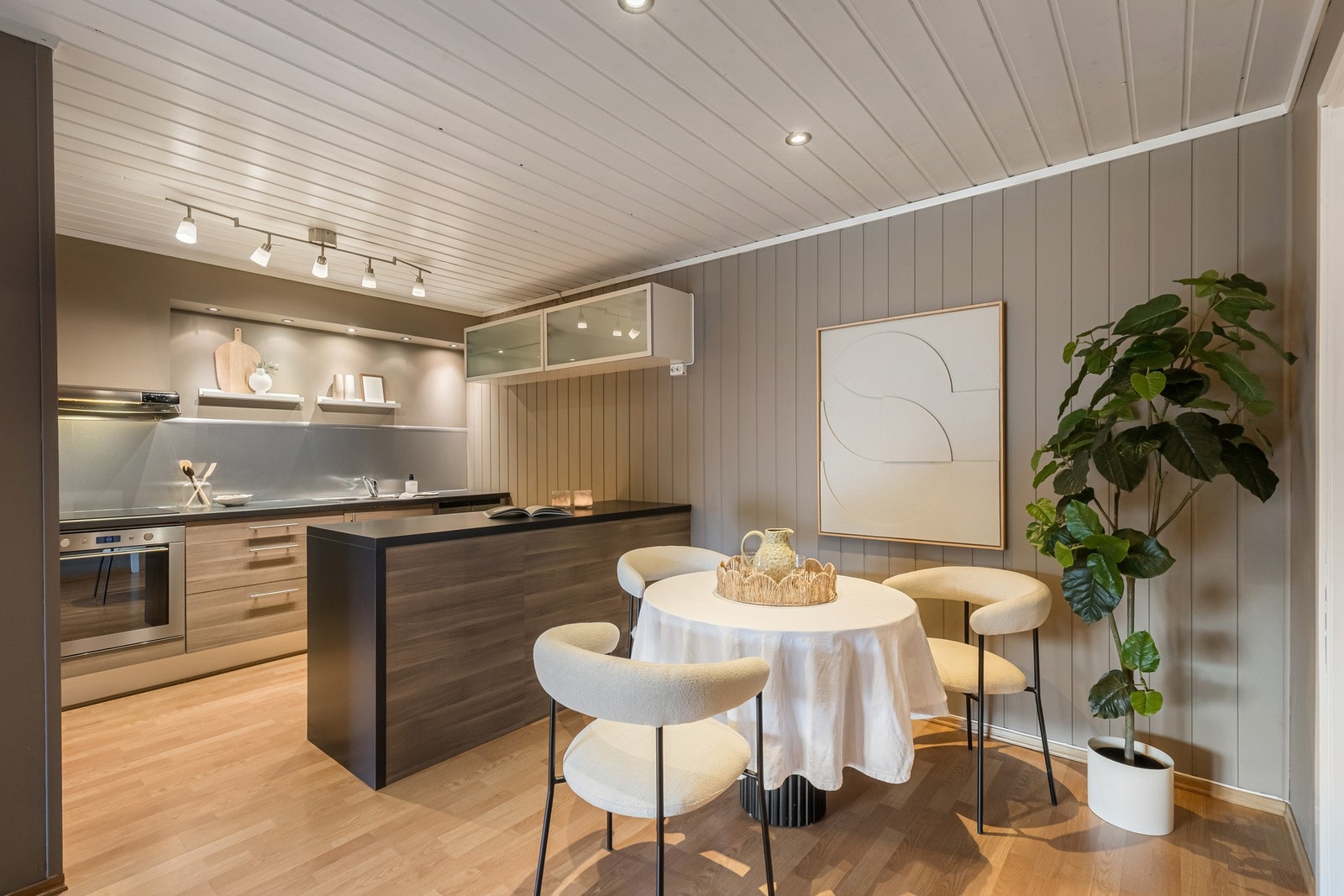 Innbydende kjøkken med spiseplass og praktisk løsning som legger til rette for hyggelige måltider. Galleribilde