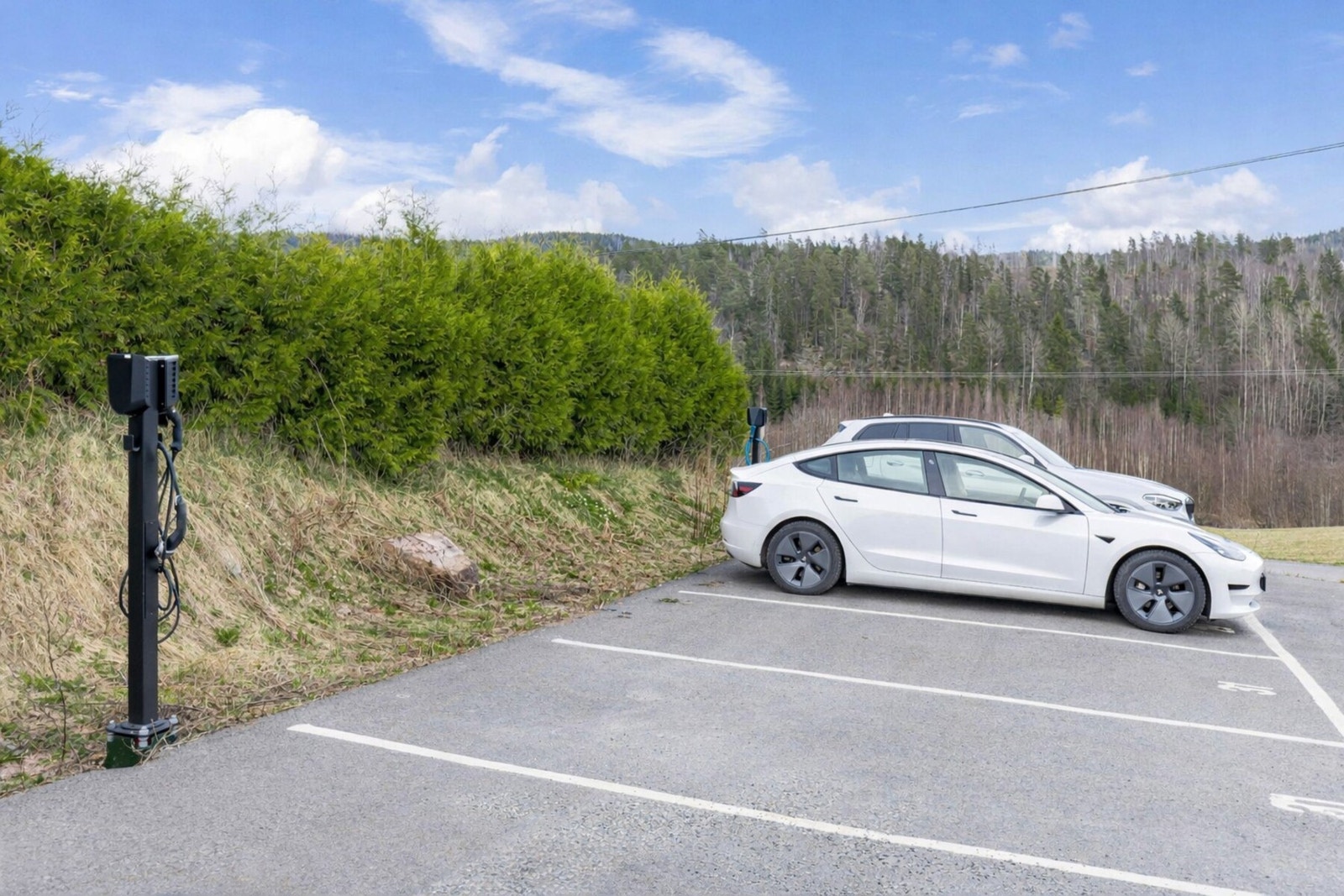 Egen parkeringsplass med opplegg for elbil lader. Praktisk og fremtidsrettet løsning Galleribilde