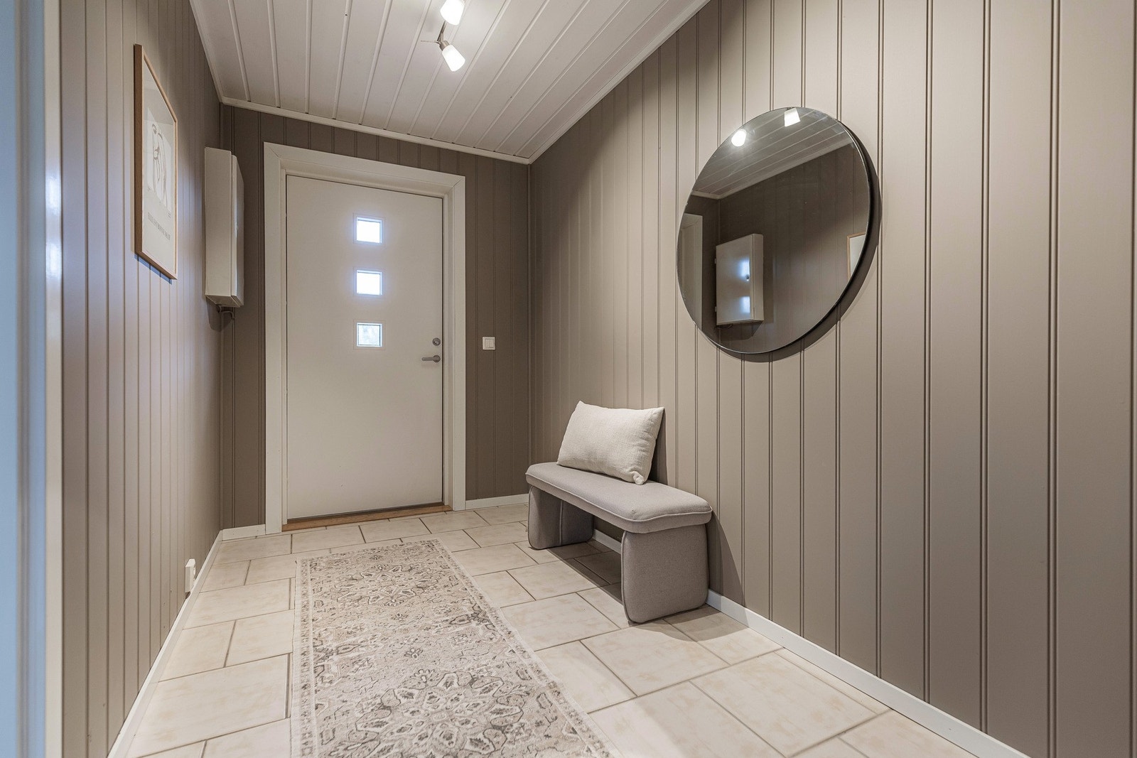 Innbydende entré med god plass og en lun velkomst. Galleribilde
