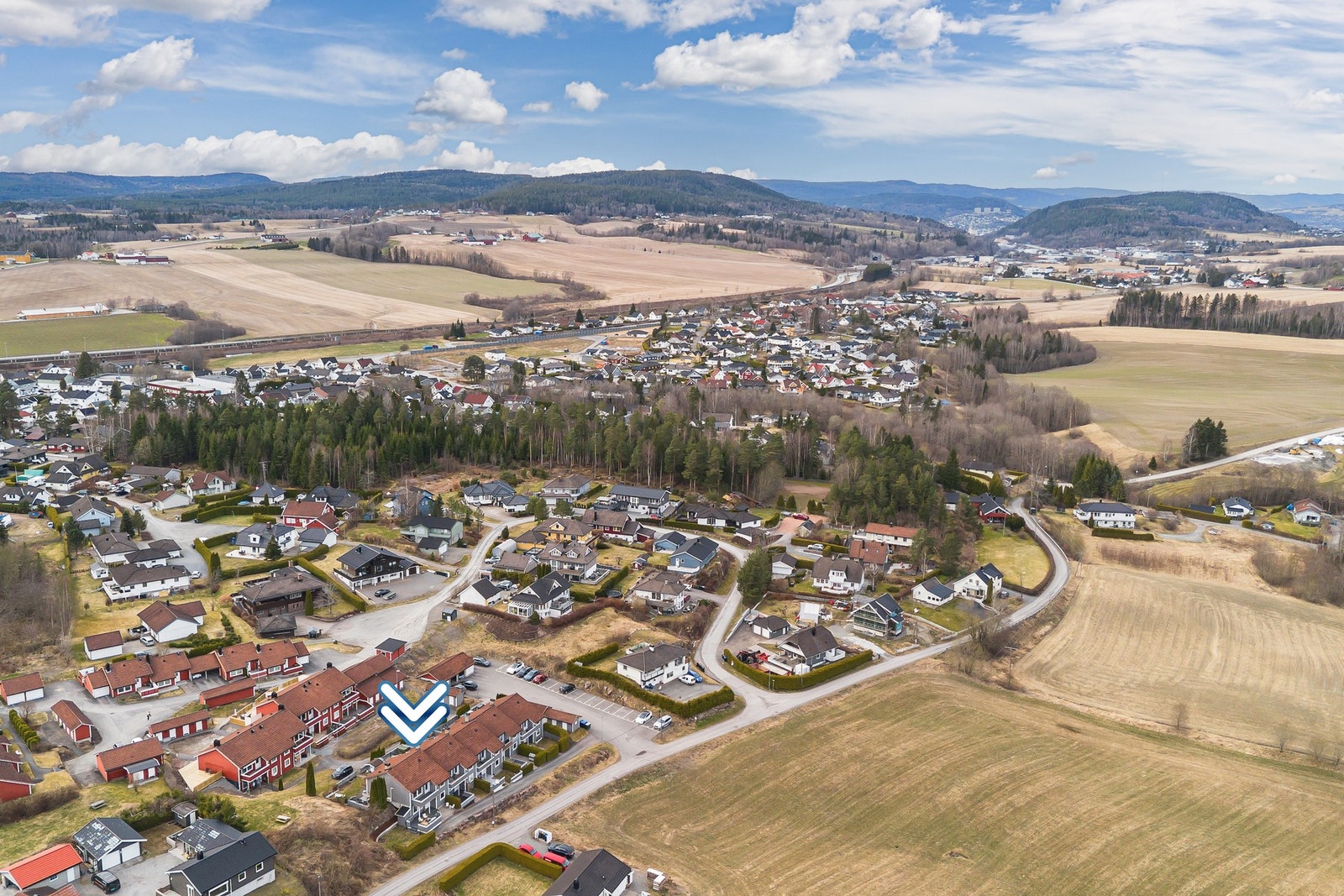 Gamle Kongevei 27, med E-18 i bakgrunn retning Drammen, Oslo og nordover. Galleribilde