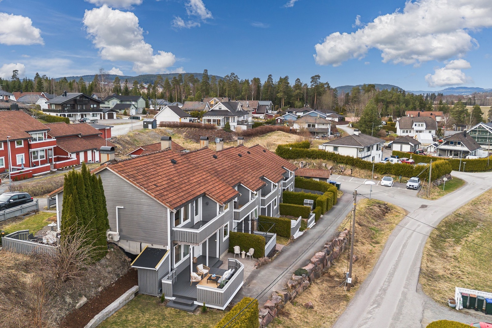 Oversiktsbilde av eiendommen med fin beliggenhet i et rolig og etablert boligområde. Galleribilde