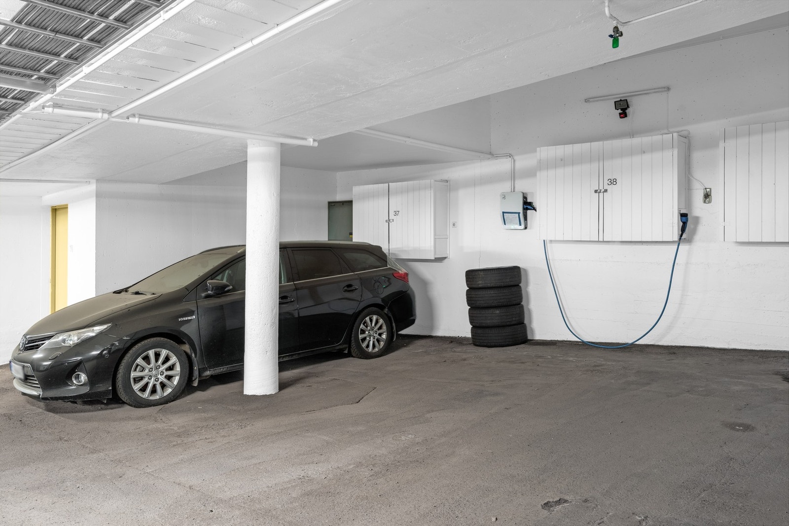 Leiligheten disponerer fast biloppstillingsplass med el-bil lader i felles garasjeanlegg Galleribilde
