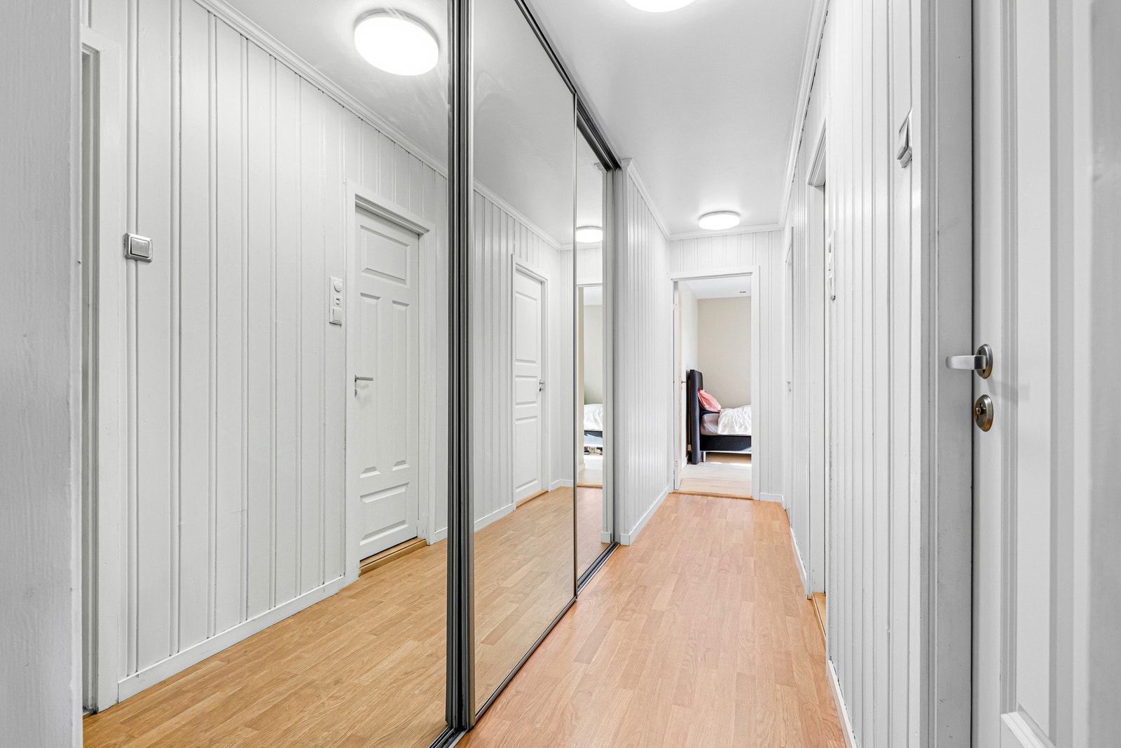 Praktisk garderobeløsning i gangen mellom soverommene og badet. Galleribilde