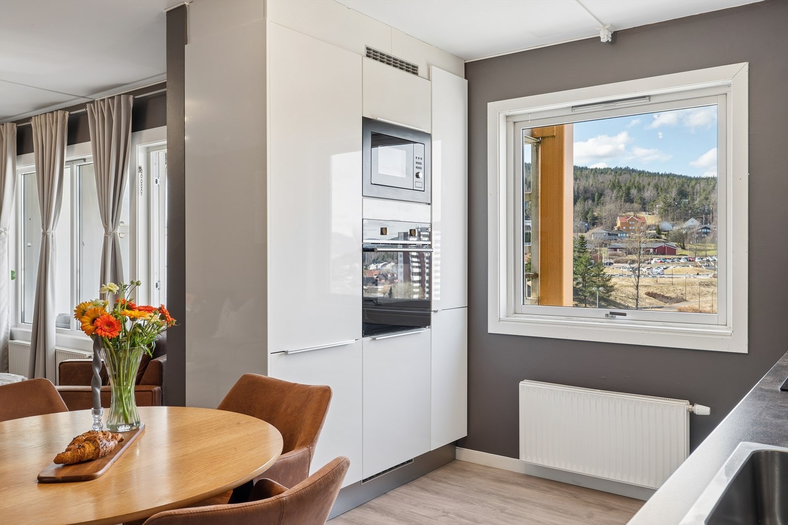 Leiligheten harkjøkken i åpen løsning med stue. Kjøkkenet har innredning med glatte fronter. Benkeplate er av laminat. Det er fliser på vegg over kjøkkenbenken. Galleribilde