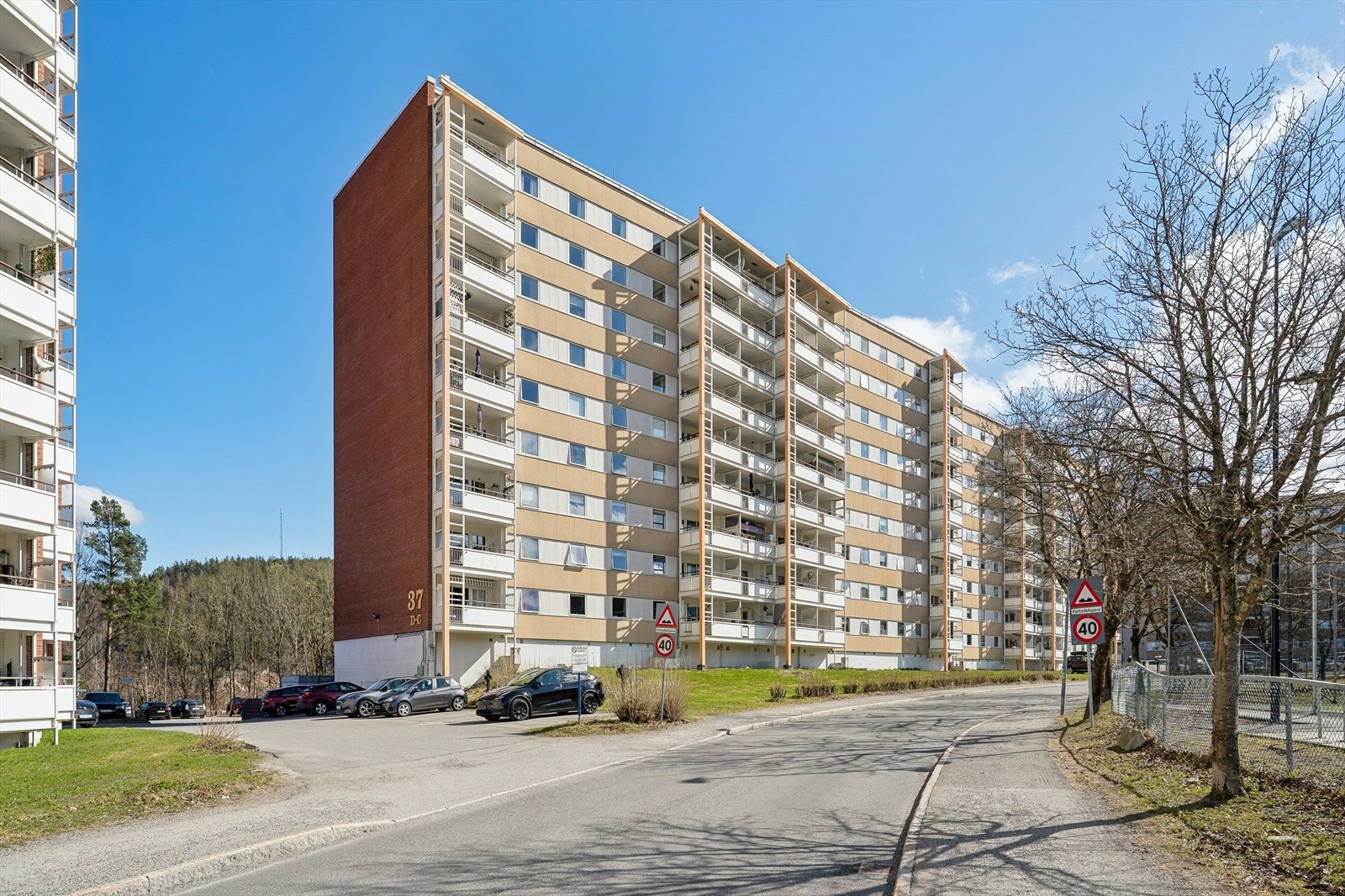 Boligen ligger i byggets 8.etasje og holder en meget god standard. Galleribilde