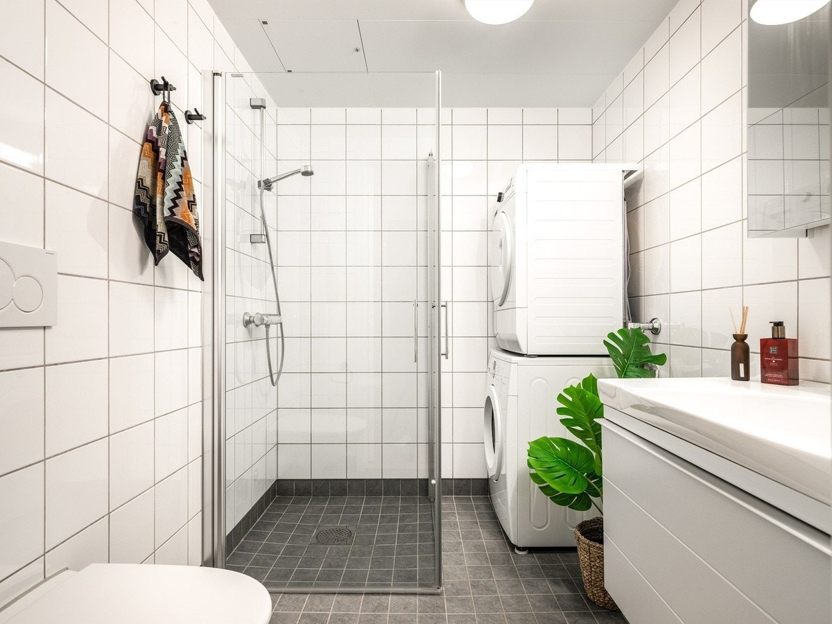 Bad med vaskemaskin Galleribilde