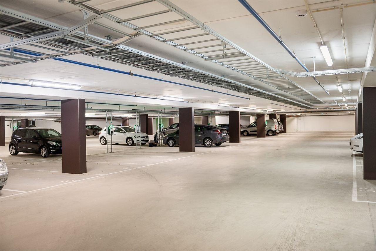 Garasjeplass med elbil-ladning kan leies mot tillegg i leien. Galleribilde