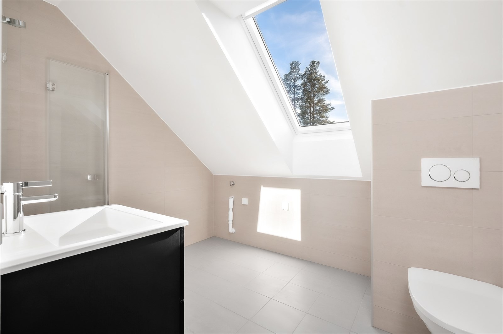 Pent, helfliset bad med varmekabler i gulv og downlights i himling. På badet er det opplegg, samt plass for vaskemaskin (NB! Bilde er av bolig D som er identisk som B) Galleribilde