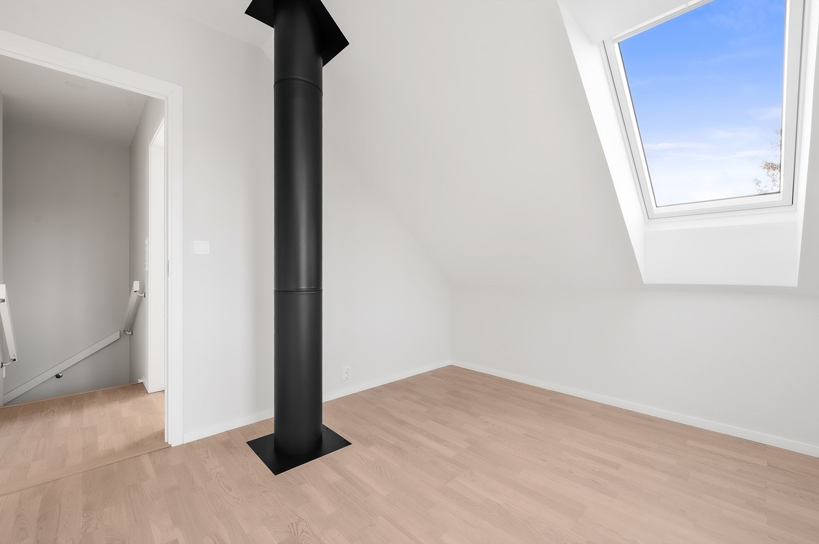 Boligen inneholder to gode soverom, begge ligger i boligens 2. etasje (NB! Bilde er av bolig D som er identisk som B) Galleribilde