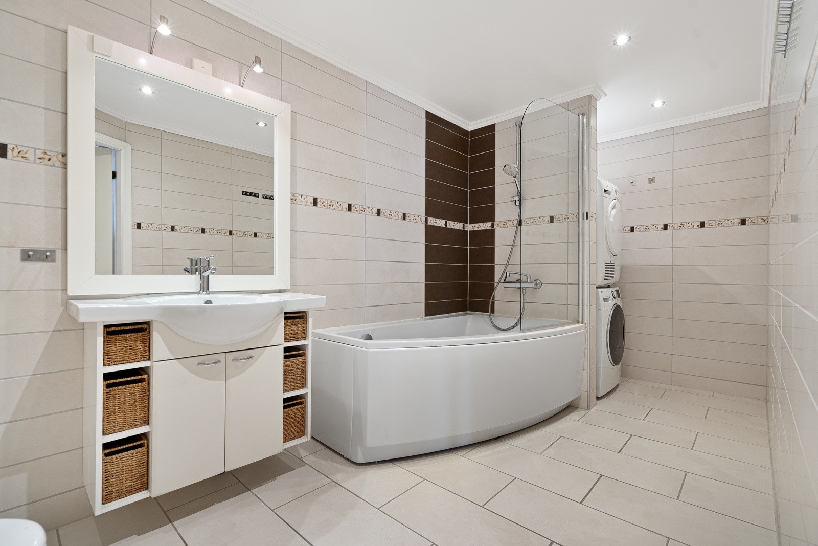 Badet ser veldig fint ut og har fliser på gulv og vegger Galleribilde