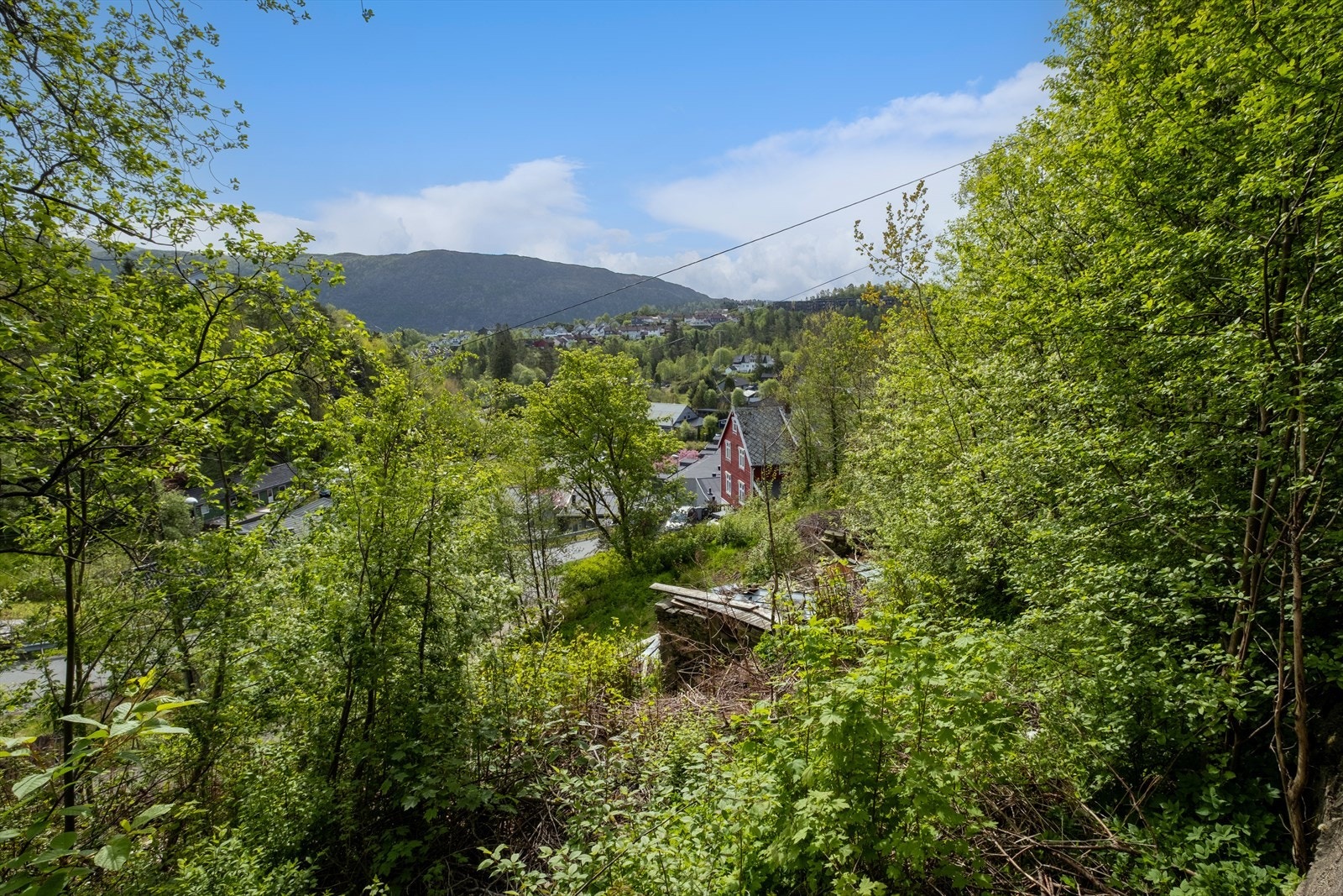 Tomtene er oppmålt, skilt ut og ligger i et området som er godkjent av kommunen for bygging av en enebolig på hver tomt, eller en tomannsbolig, hvis den strekker seg over begge tomtene. Galleribilde