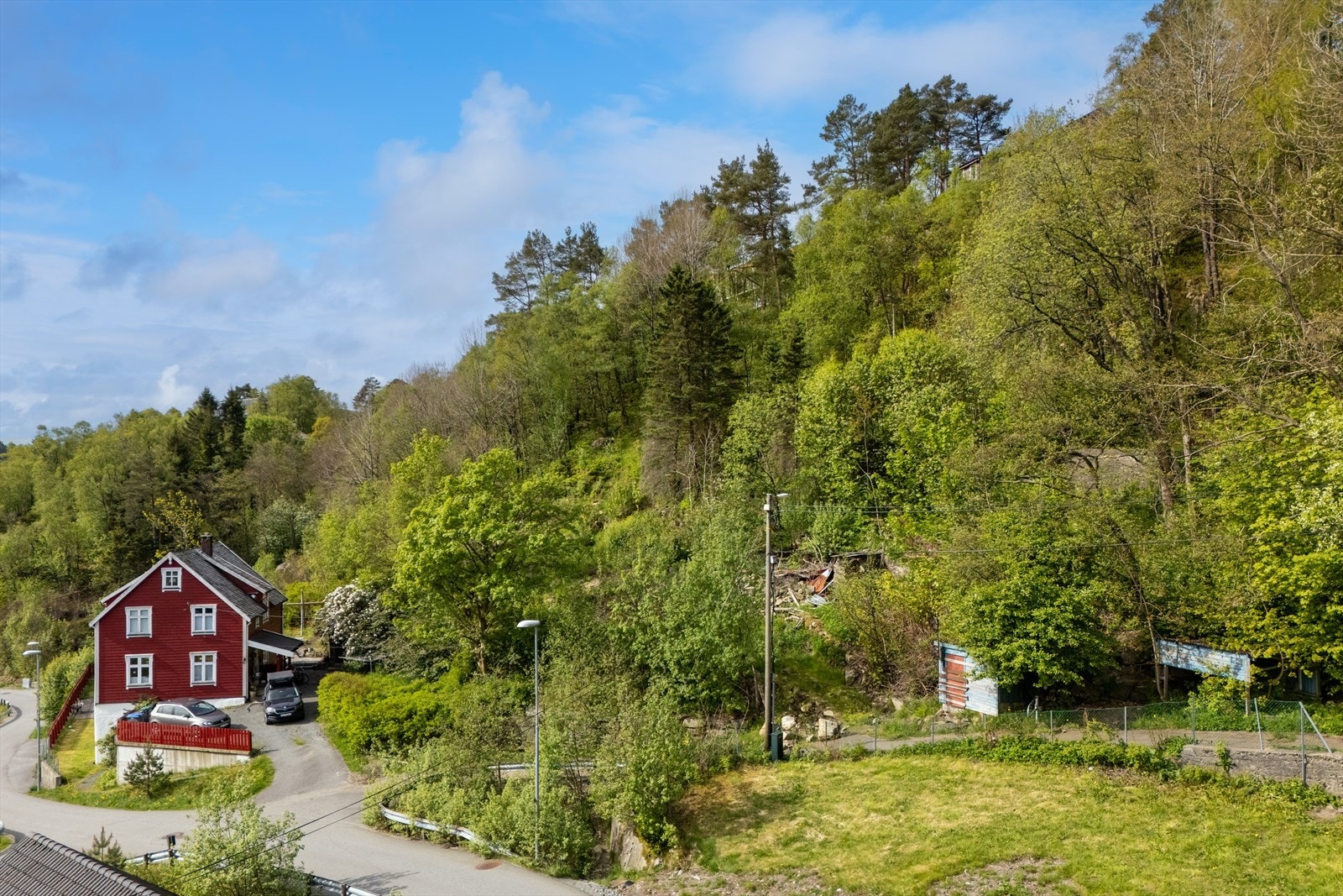 Tomtene ligger sentralt i fine og etablerte omgivelser, men samtidig tett på flotte naturopplevelser i et populært boligområde i Sædalen. Galleribilde