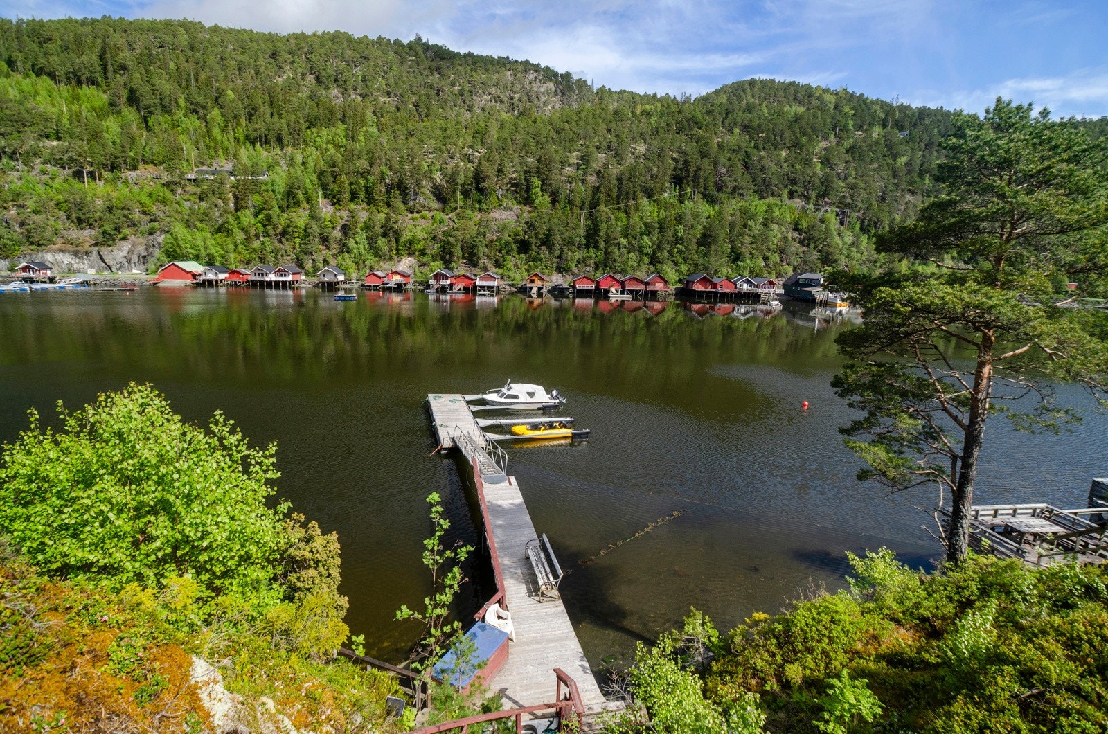 Ca. ett minutts gange ned til sjøen via opparbeidet trapp. Galleribilde