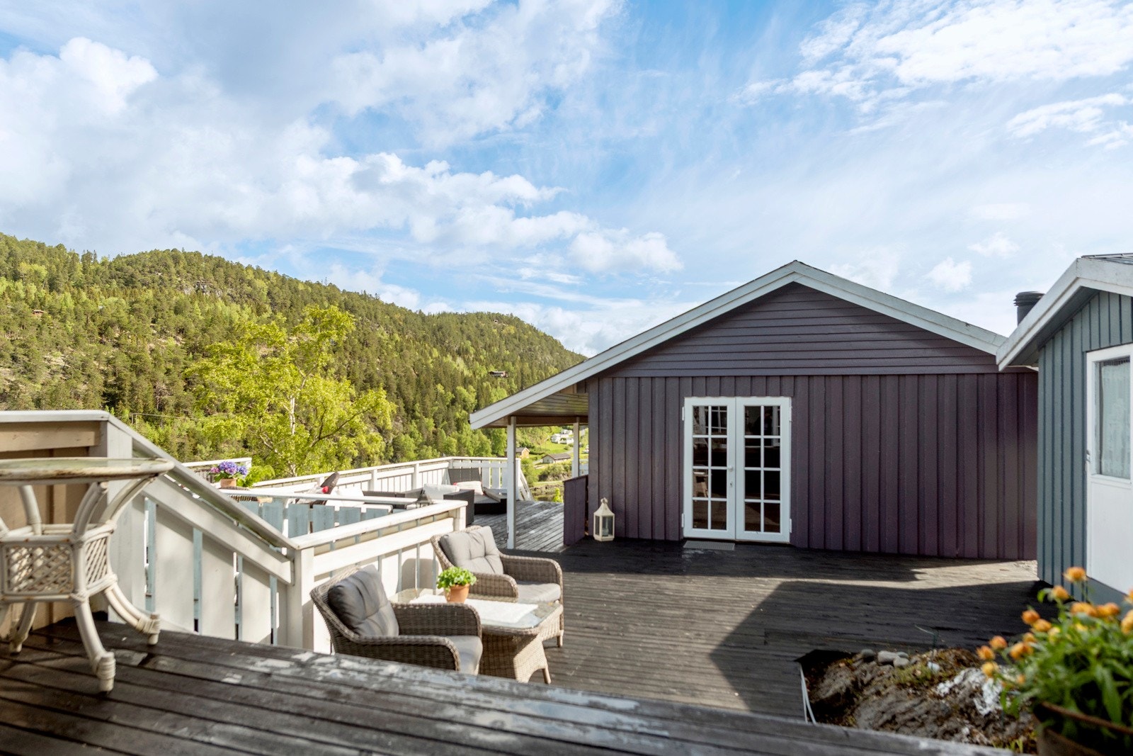 Selger har startet på en hyttehage, her er det pallekarmer med blomster, jordbær,krydderurter, epletre og ripsbusk. Galleribilde
