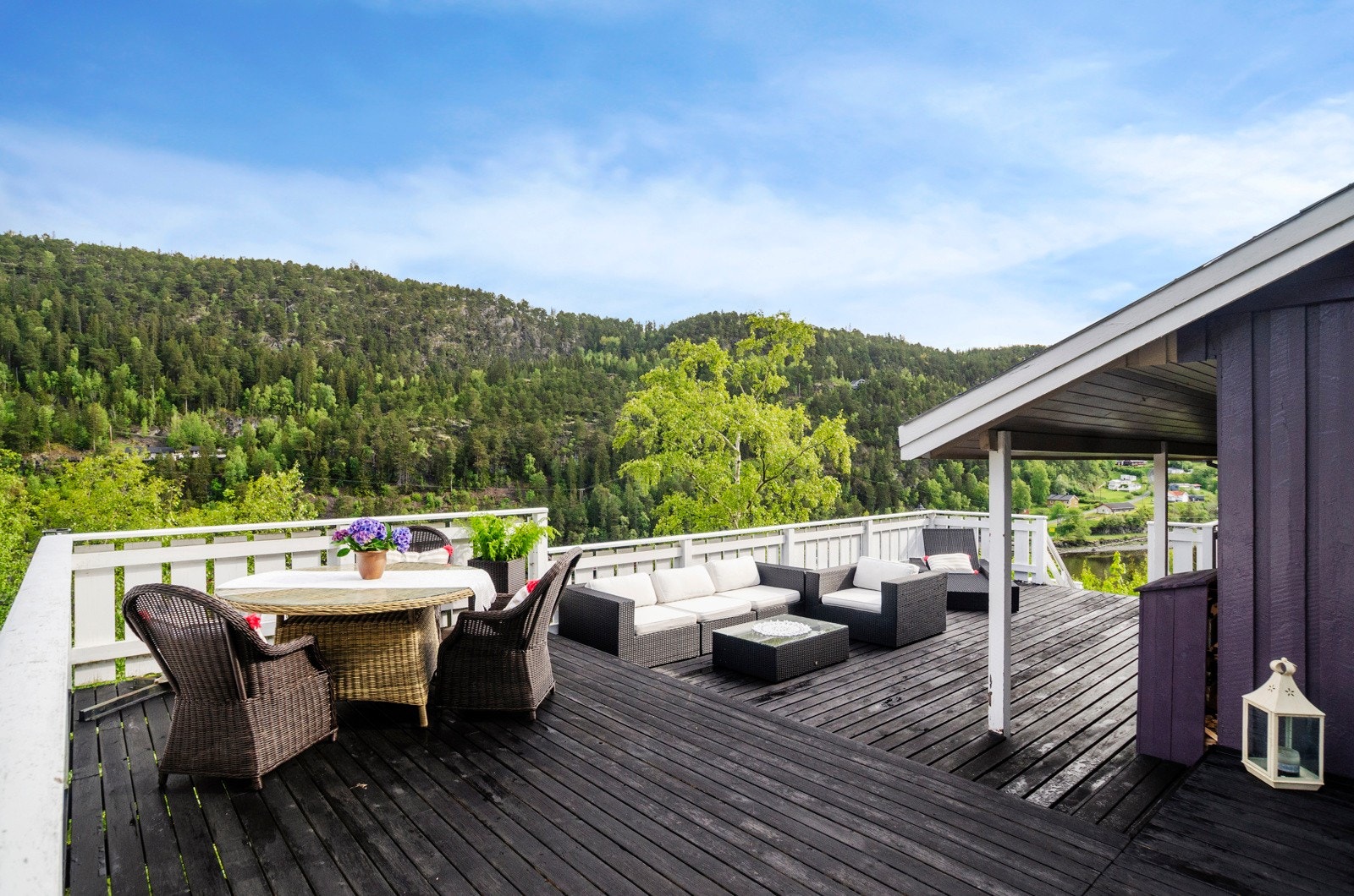 Terrassen byr på god plass til både spisegruppe og loungemøbler. Galleribilde