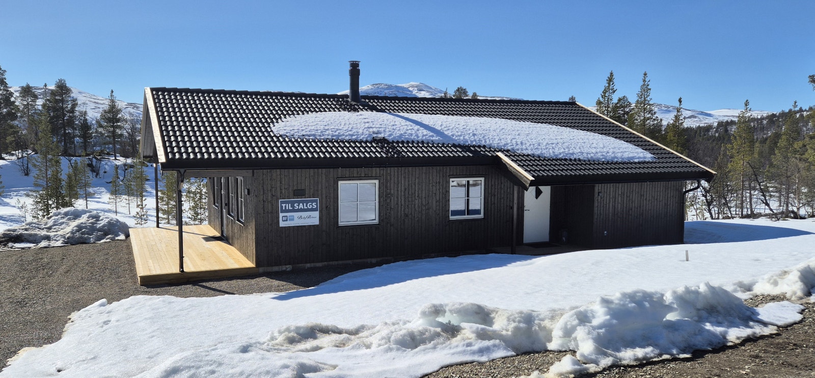Inngangspartiet har et lite overbygg og det er vindu i døra som gir dagslys inn i gangen Galleribilde