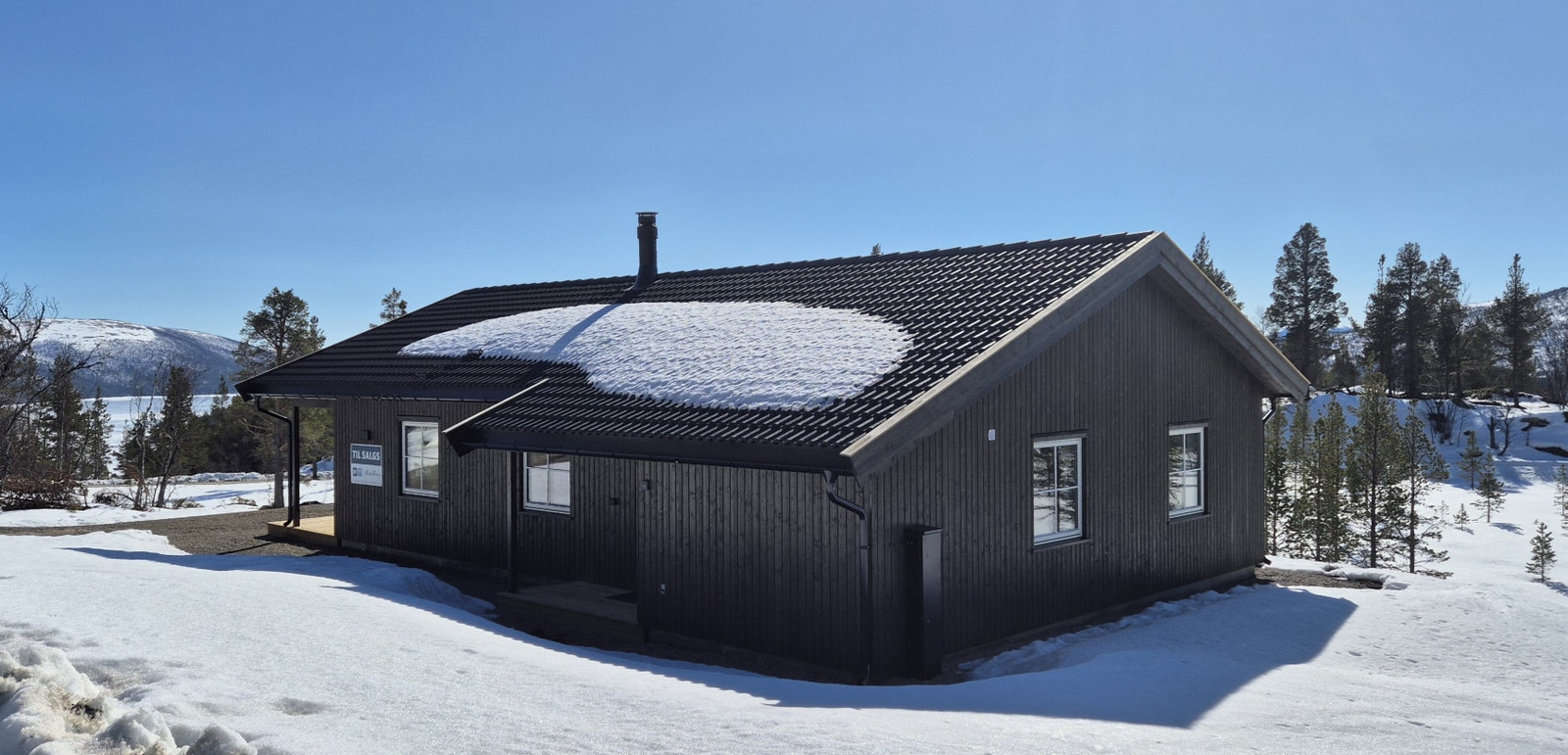 Hytta ligger lunt til og har utsikt mot Savalsjøen Galleribilde