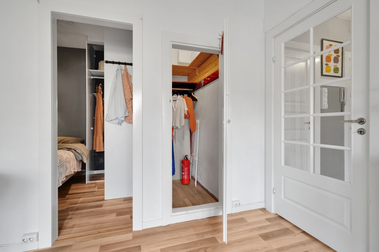 Kottet gir ekstra lagringsplass i tillegg til skapene på soverommet – perfekt for klær, sko og annet du vil ha lett tilgjengelig. Galleribilde