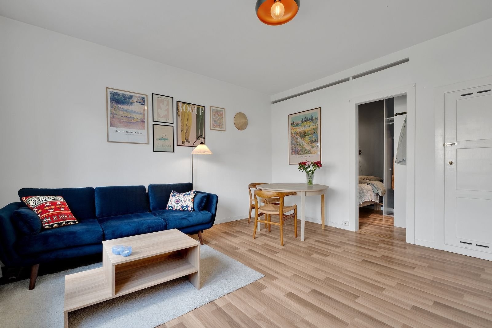 Hyggelig stue med plass til både sofagruppe og spiseplass. Galleribilde