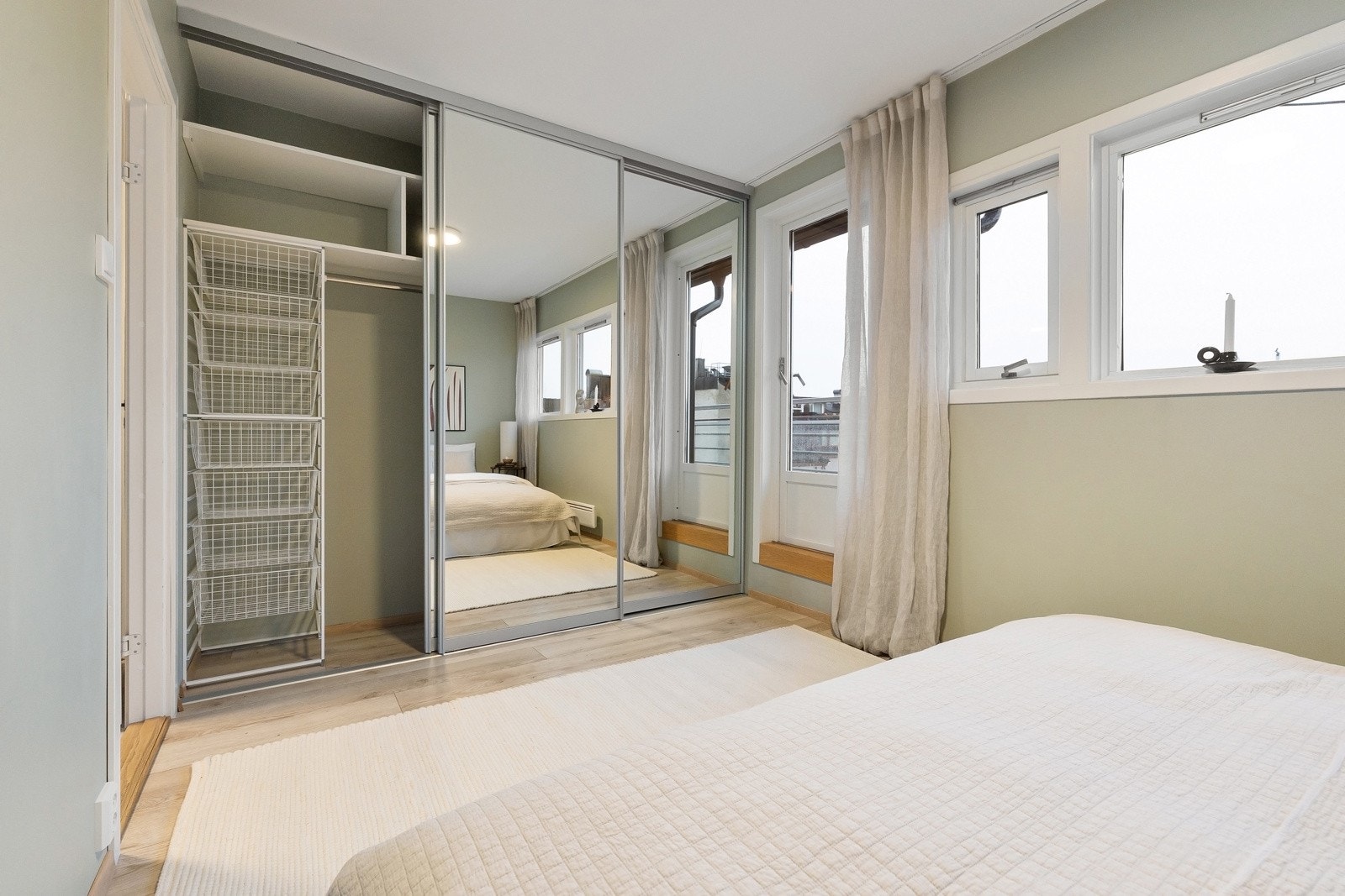 Det er innredet med en stor skyvedørsgarderobe med speilfronter som gir rikelig skapplass. Galleribilde