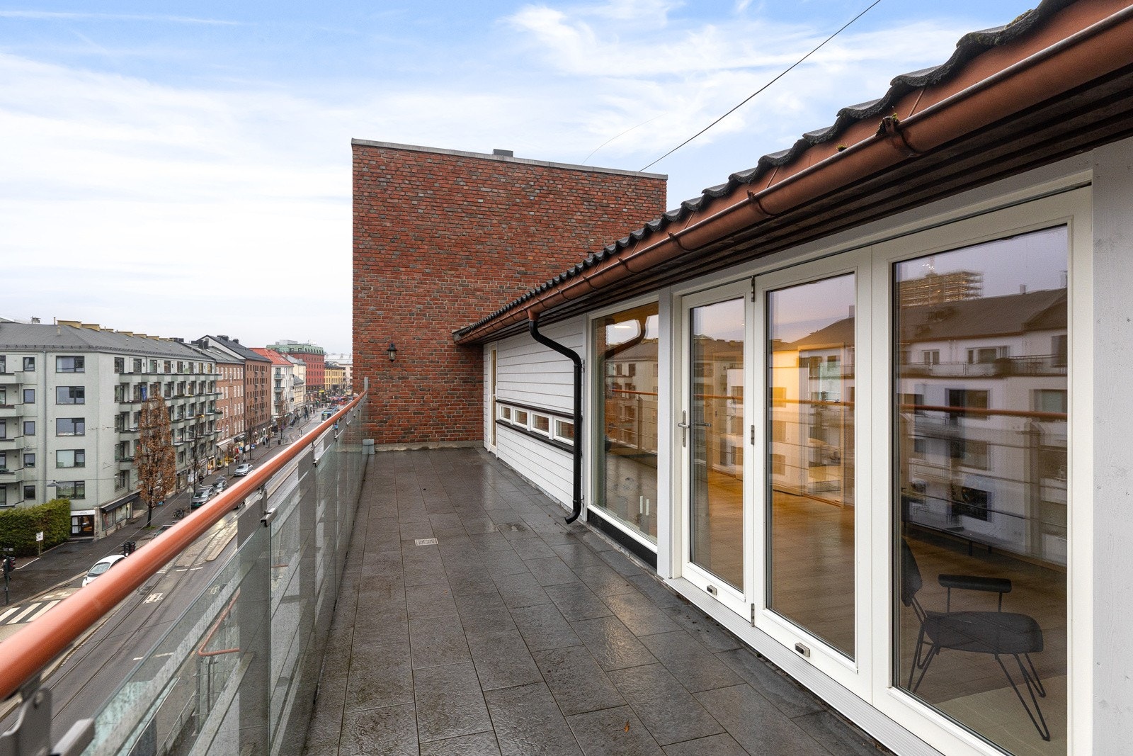 Her har vi gleden av å presentere en innholdsrik og gjennomgående toppleilighet med to takterrasser i ulike himmelretninger som gir gode solforhold. Galleribilde
