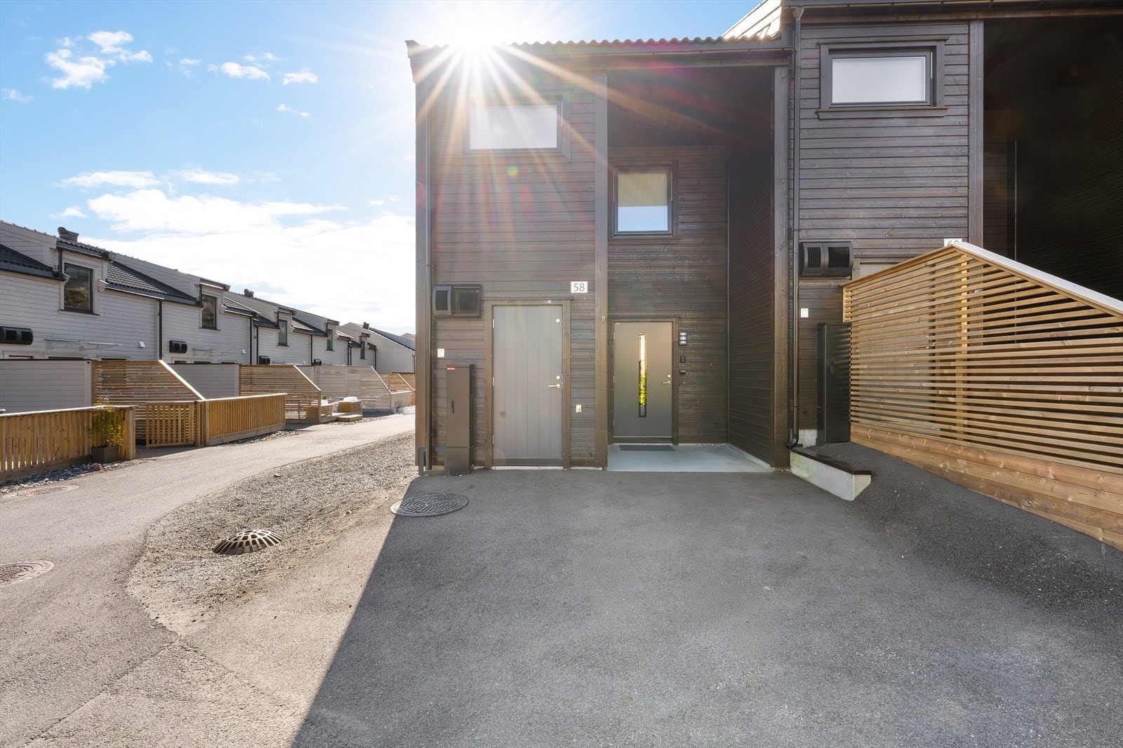 Boligen har en flott beliggenhet i et etablert og barnevennlig boligområde på Smestad. Galleribilde